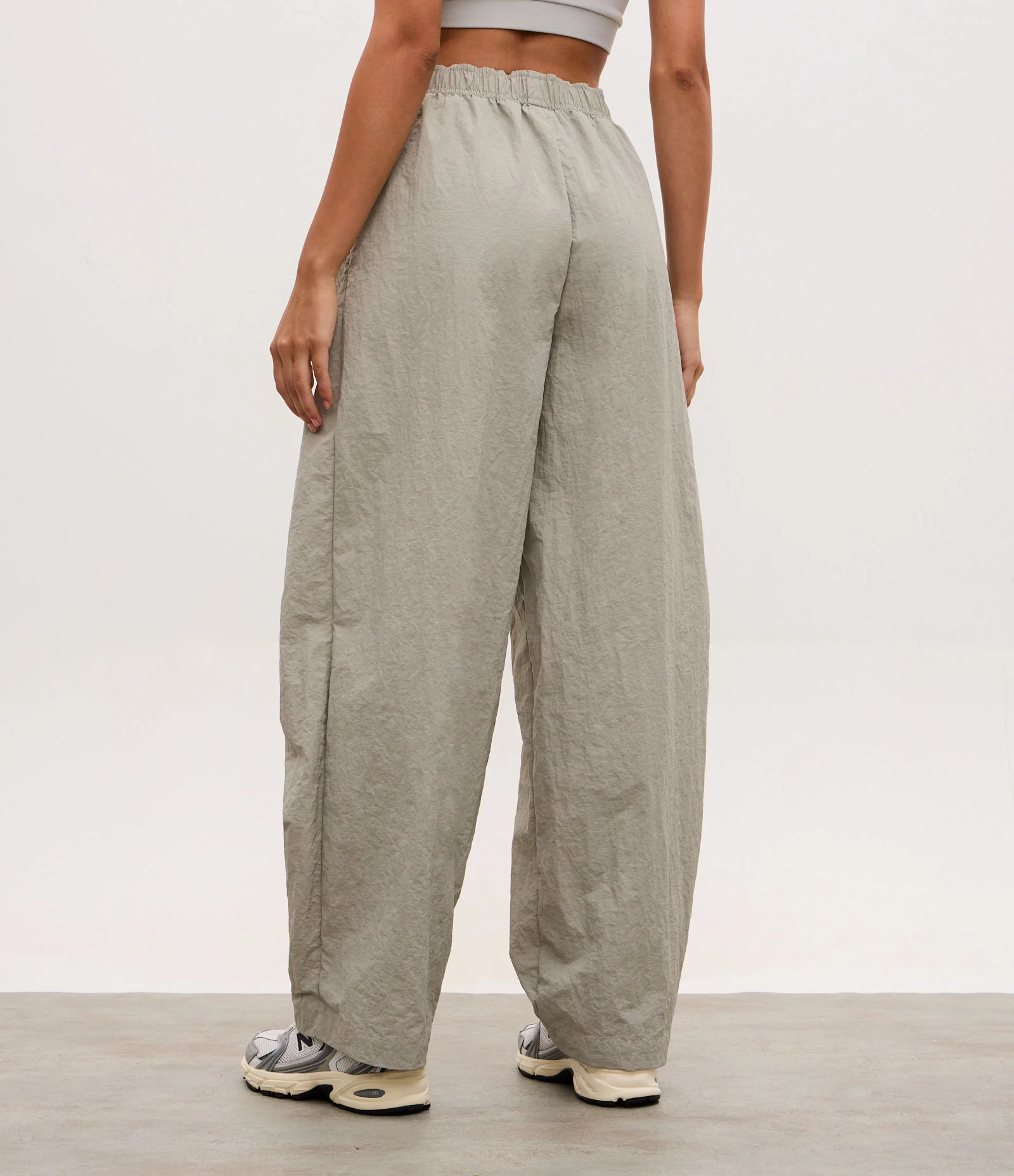 Calça Balloon Esportiva em Poliamida com Recortes e Bolsos Cinza 4