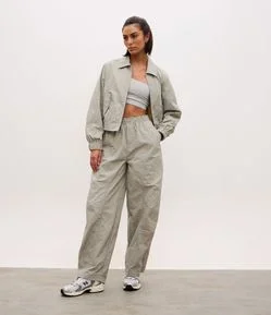 Calça Balloon Esportiva em Poliamida com Recortes e Bolsos