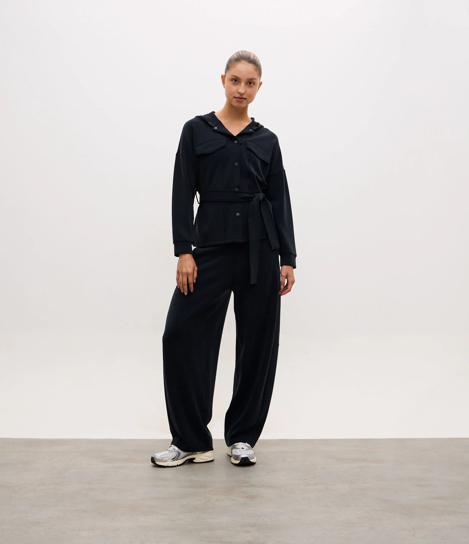 Jaqueta Utilitária Esportiva em Poliamida com Capuz Preto 2