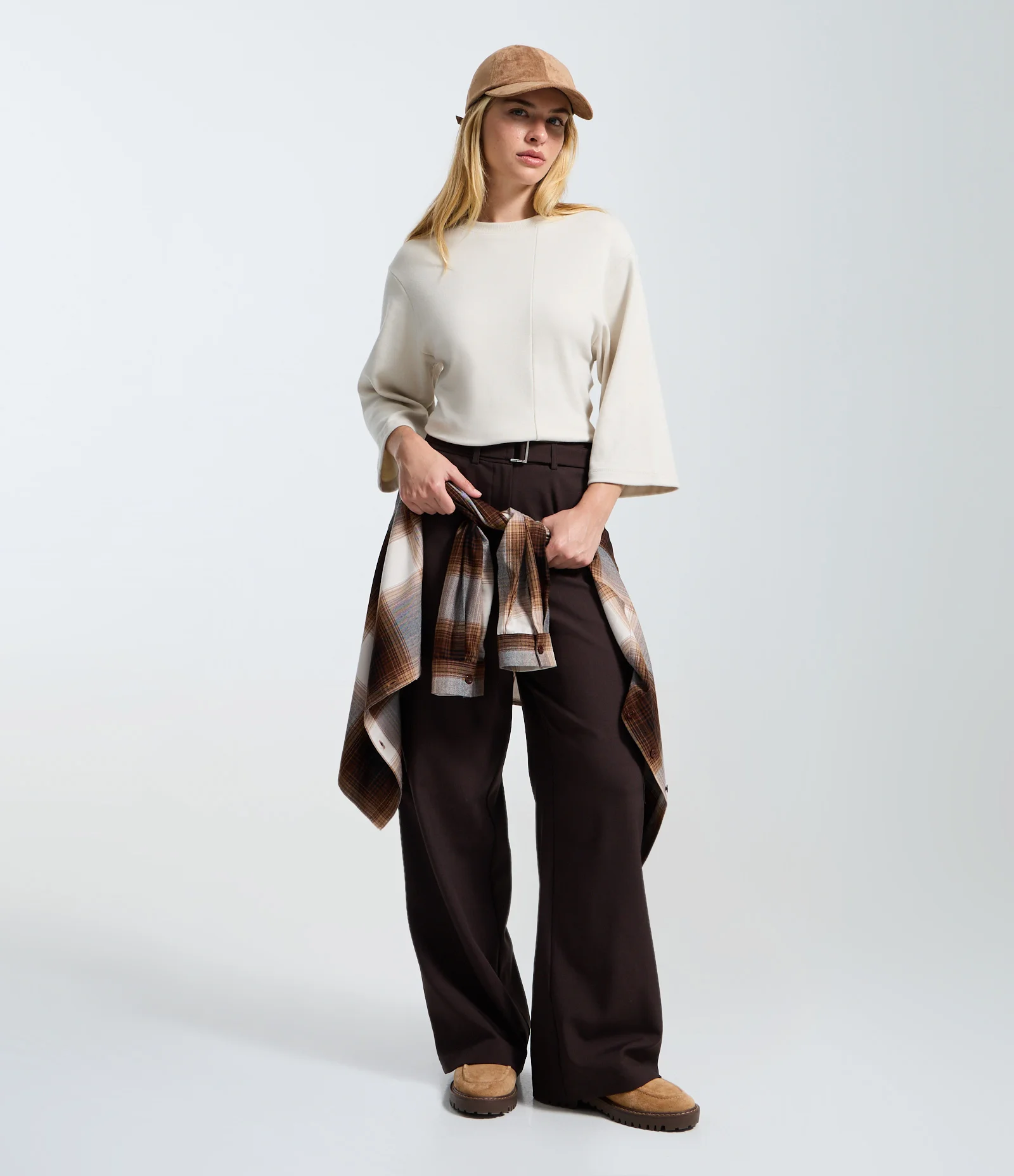 Calça de Alfaiataria com Cinto e Bolsos Cargo Marrom 1