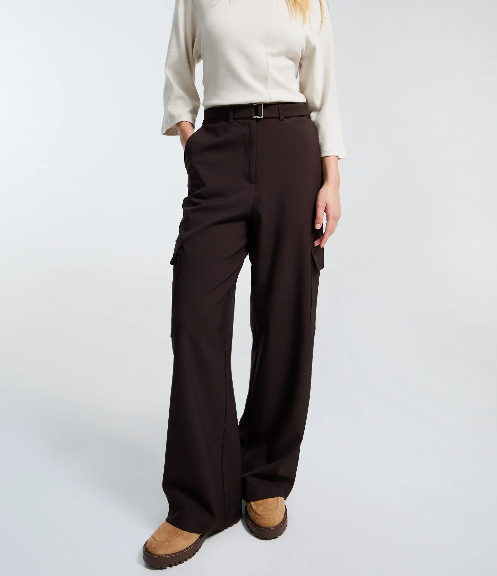 Calça de Alfaiataria com Cinto e Bolsos Cargo Marrom 2