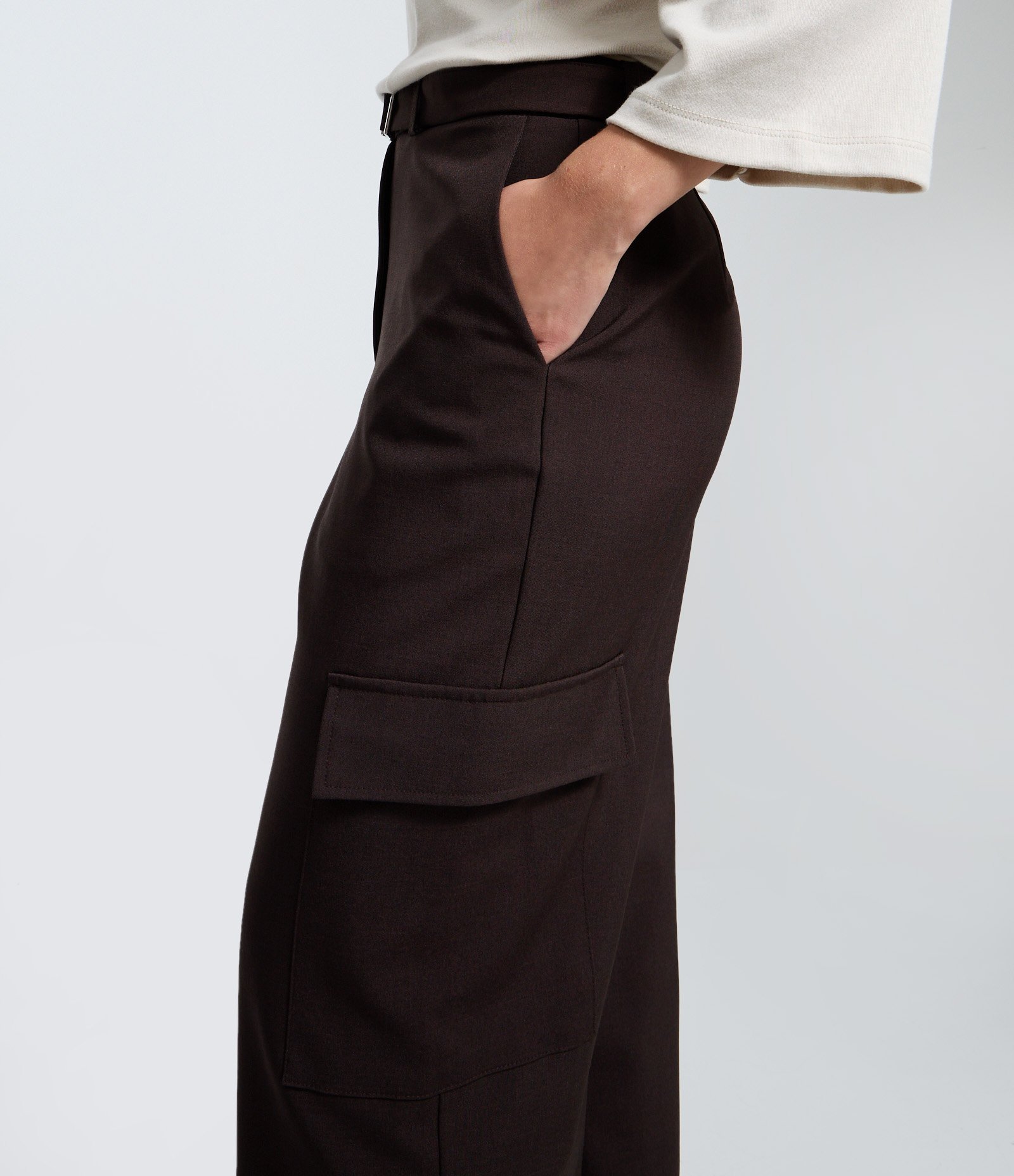 Calça de Alfaiataria com Cinto e Bolsos Cargo Marrom 3