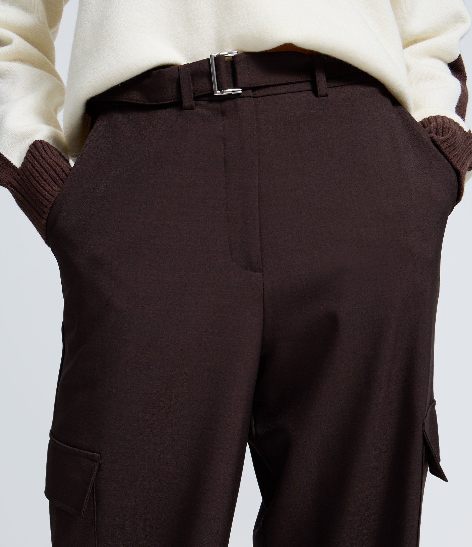 Calça de Alfaiataria com Cinto e Bolsos Cargo Marrom 4