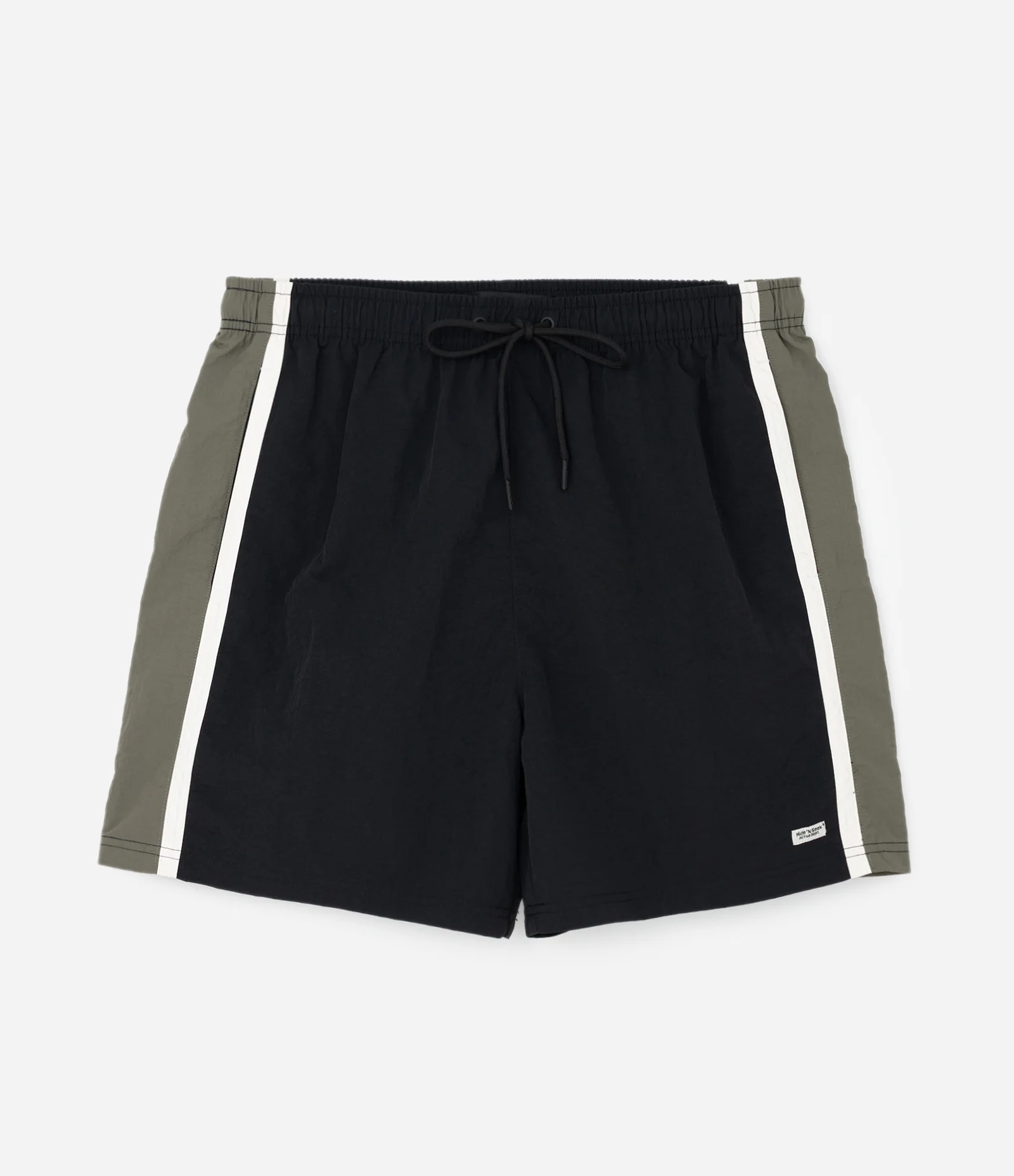 Bermuda Tecnológico Liso com Listras Contrastantes na Lateral Preto 1