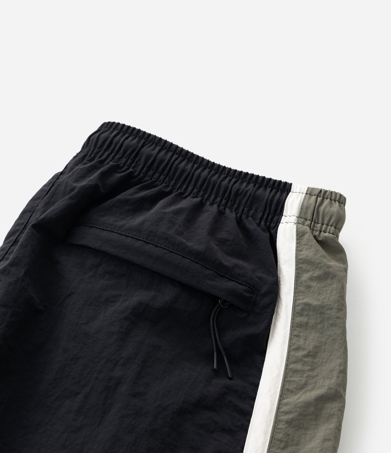 Bermuda Tecnológico Liso com Listras Contrastantes na Lateral Preto 4