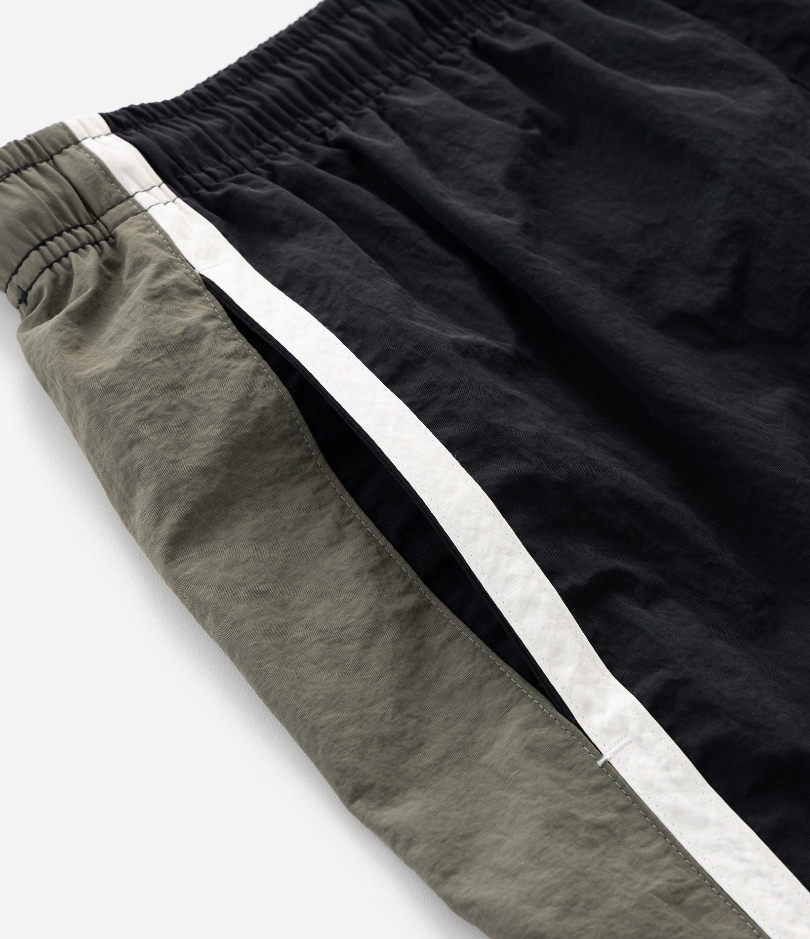 Bermuda Tecnológico Liso com Listras Contrastantes na Lateral Preto 5