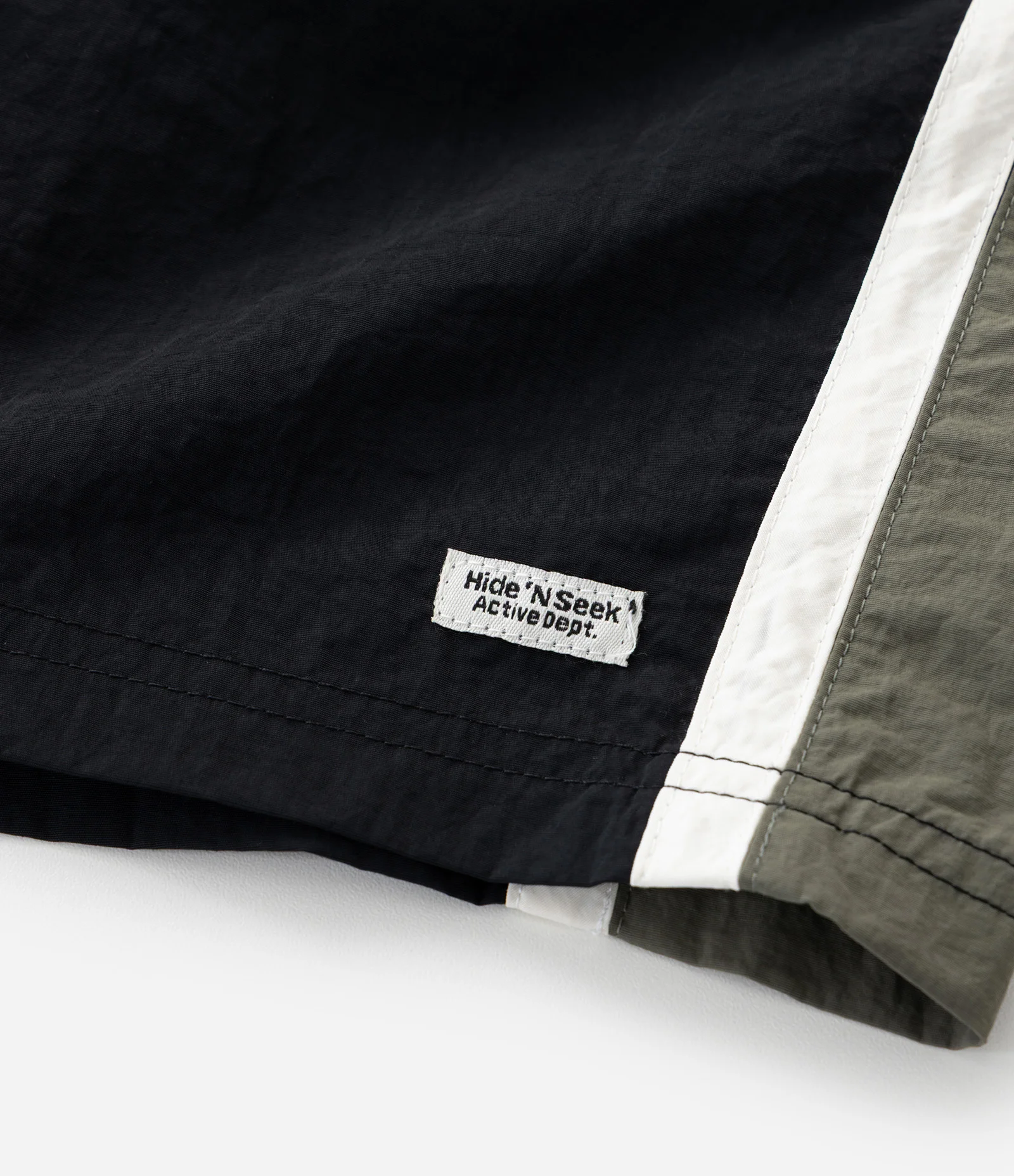 Bermuda Tecnológico Liso com Listras Contrastantes na Lateral Preto 6