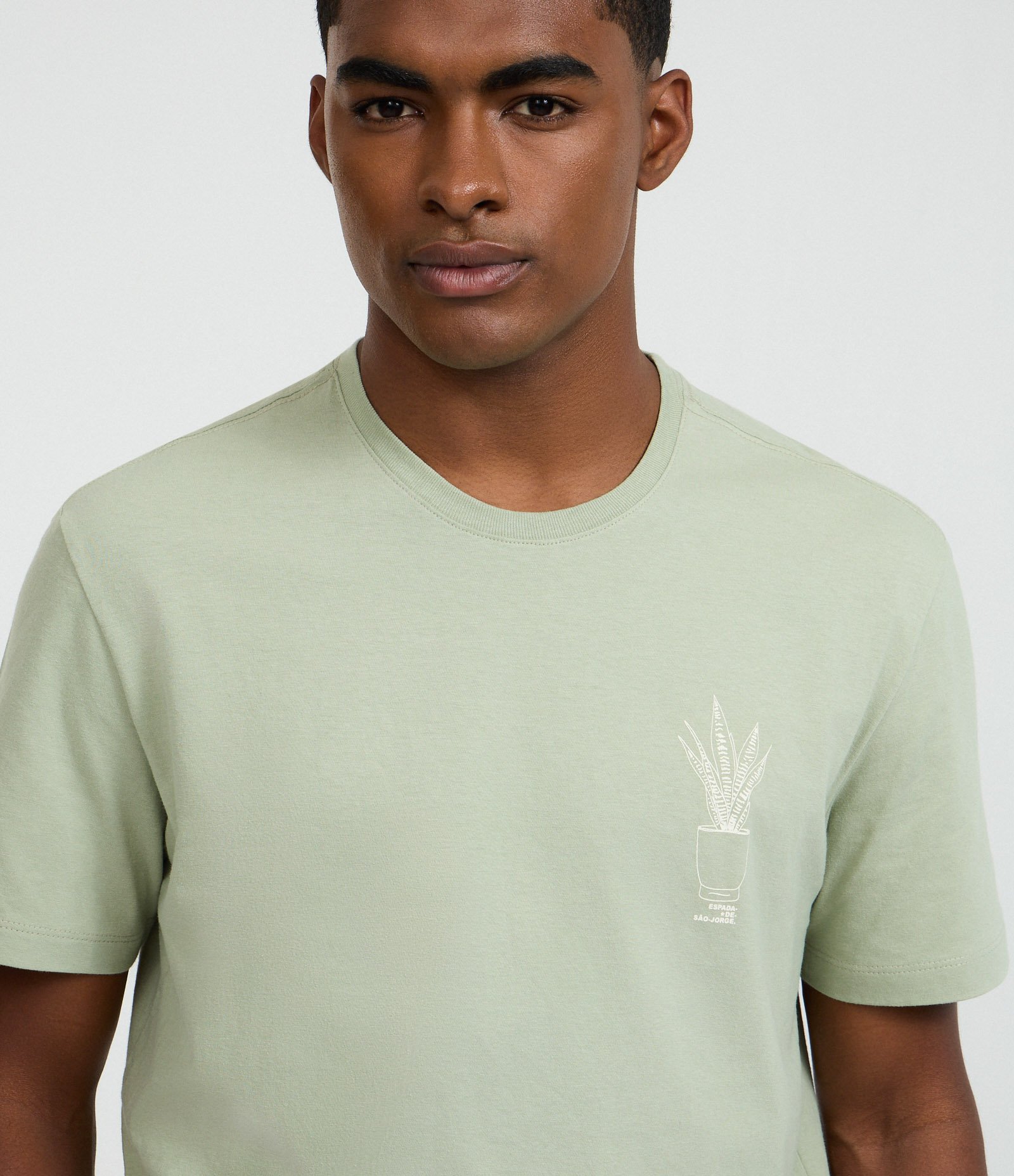 Camiseta Comfort em Algodão com Estampa Lettering Espada de São Jorge Verde 4