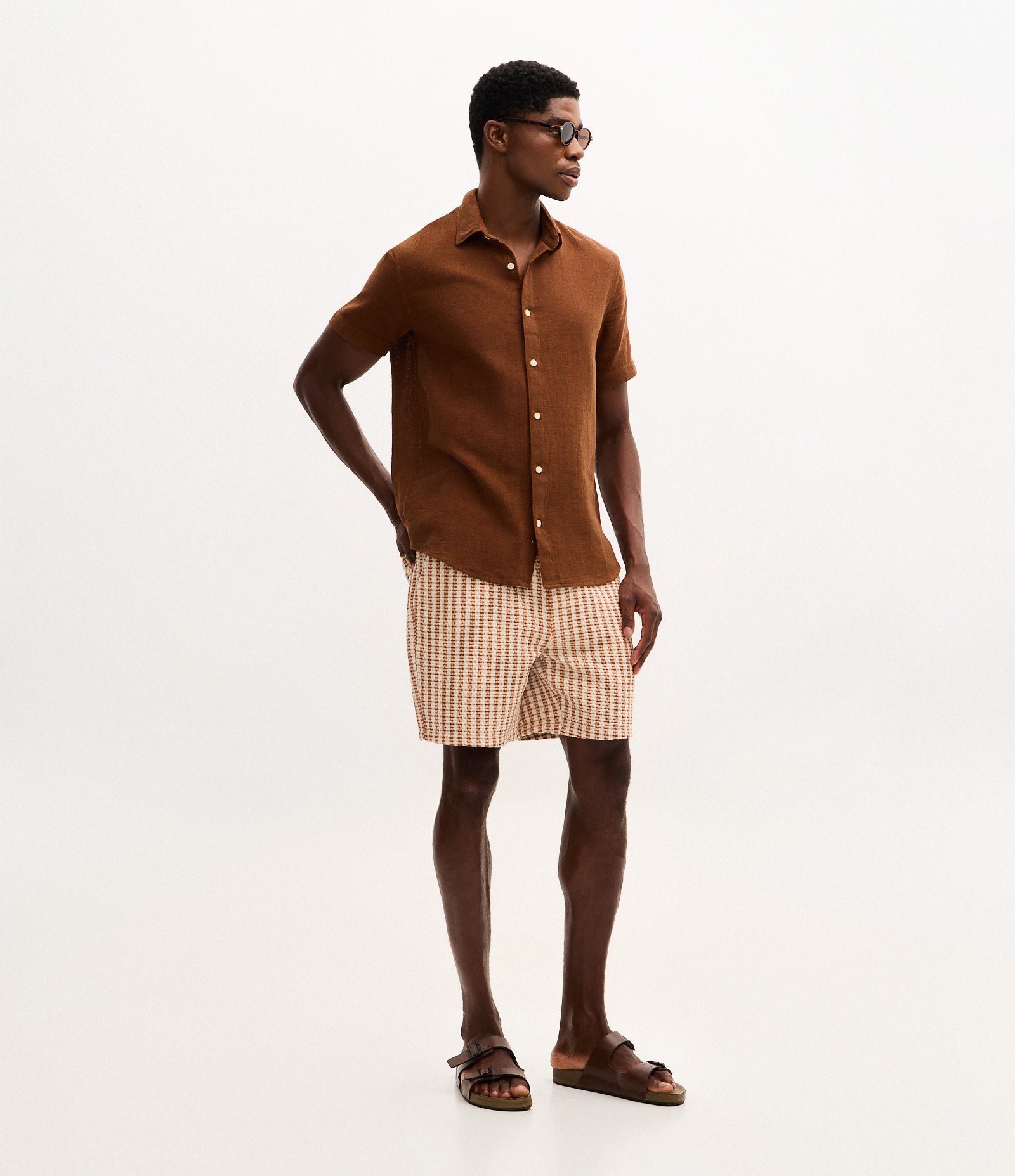 Bermuda Texturizada Xadrez com Cós Elástico Marrom 1