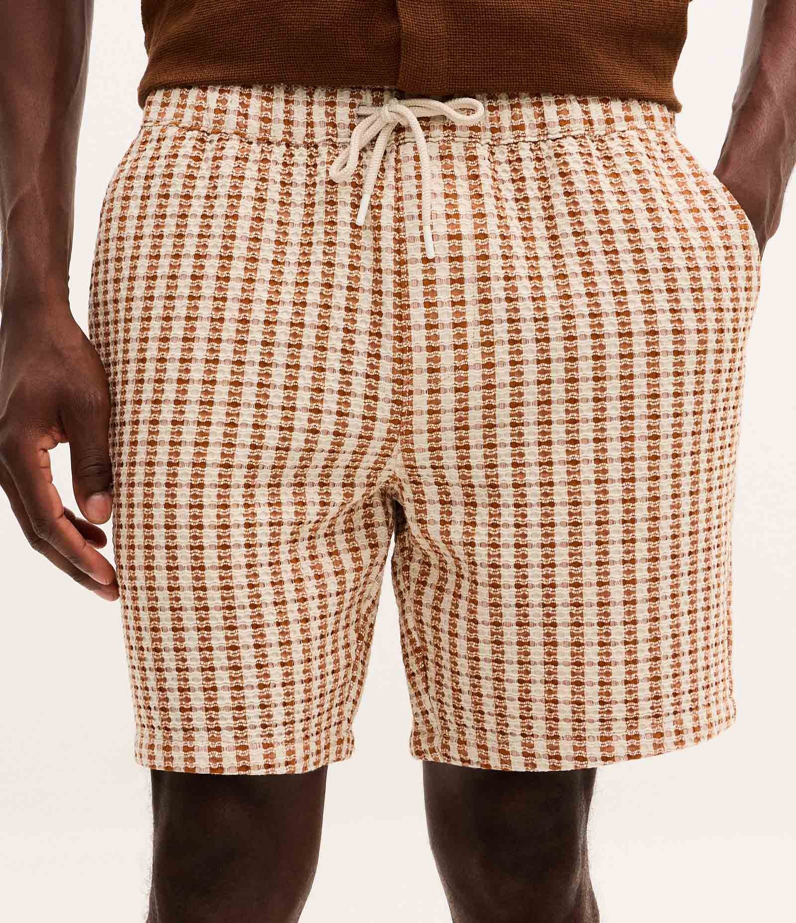 Bermuda Texturizada Xadrez com Cós Elástico Marrom 2