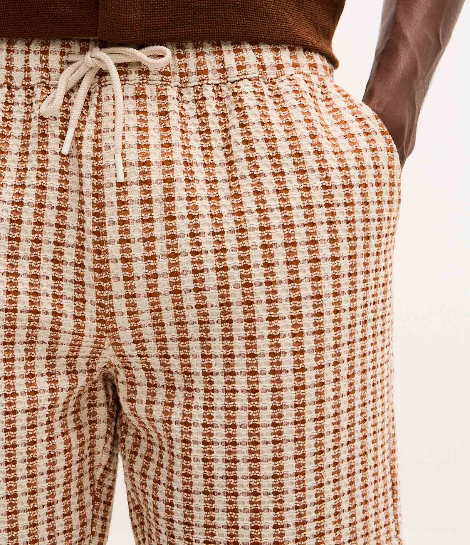 Bermuda Texturizada Xadrez com Cós Elástico Marrom 3