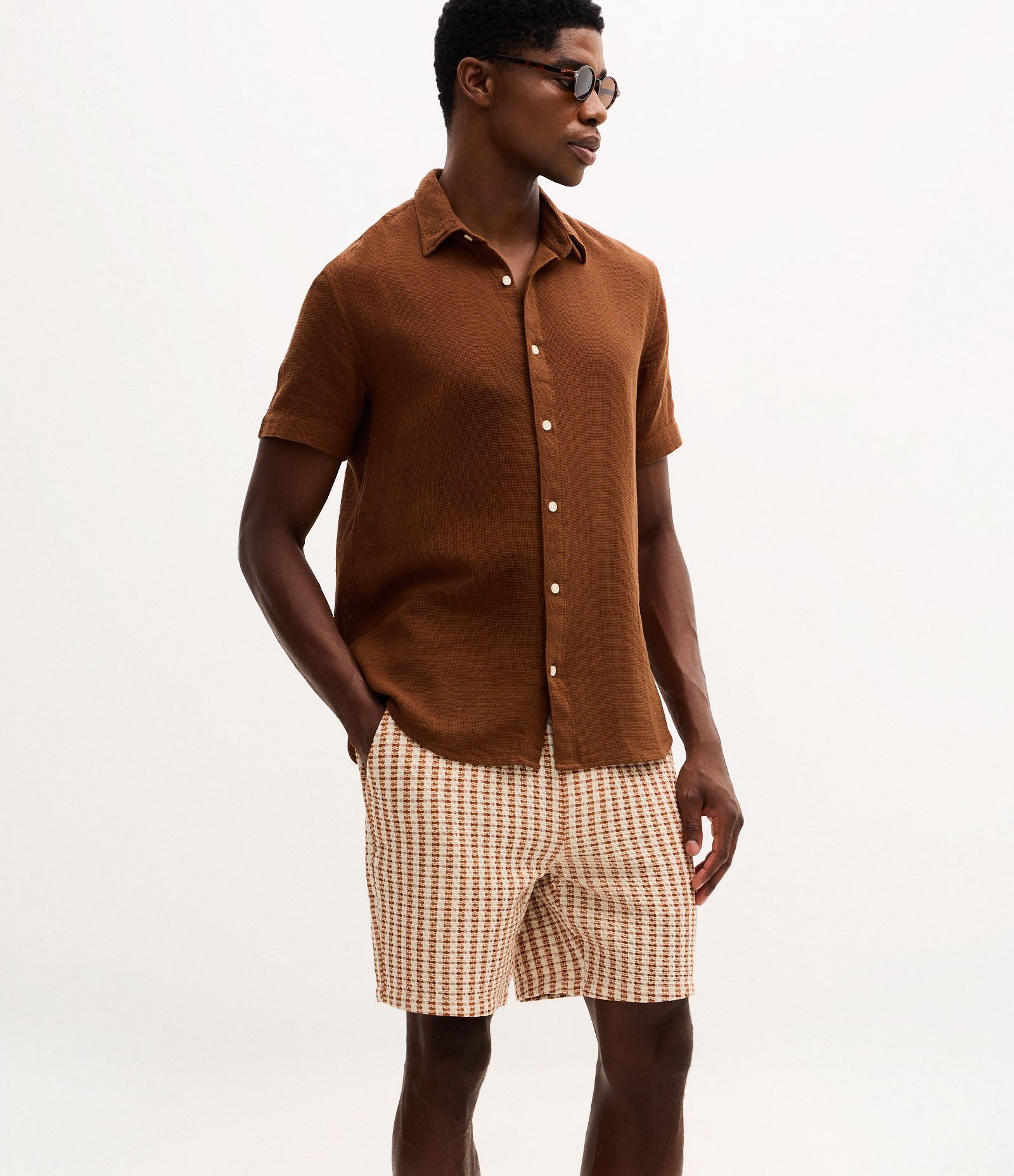 Bermuda Texturizada Xadrez com Cós Elástico Marrom 4