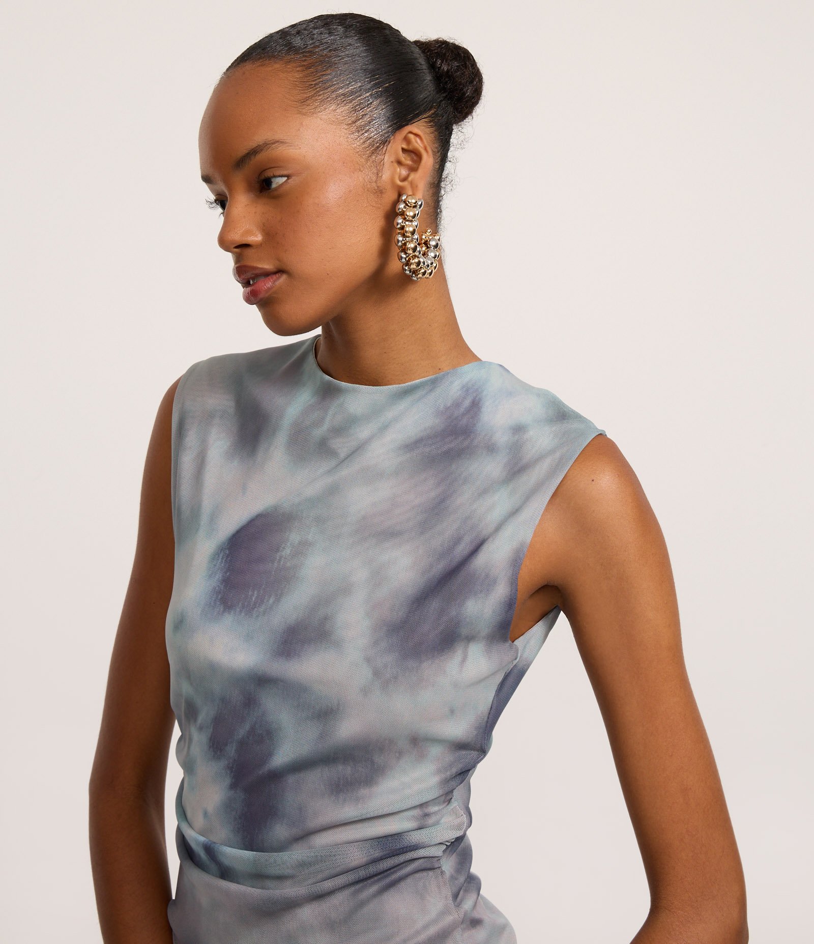 Vestido Ajustado em Tule com Efeito Manchado e Babados Azul 3