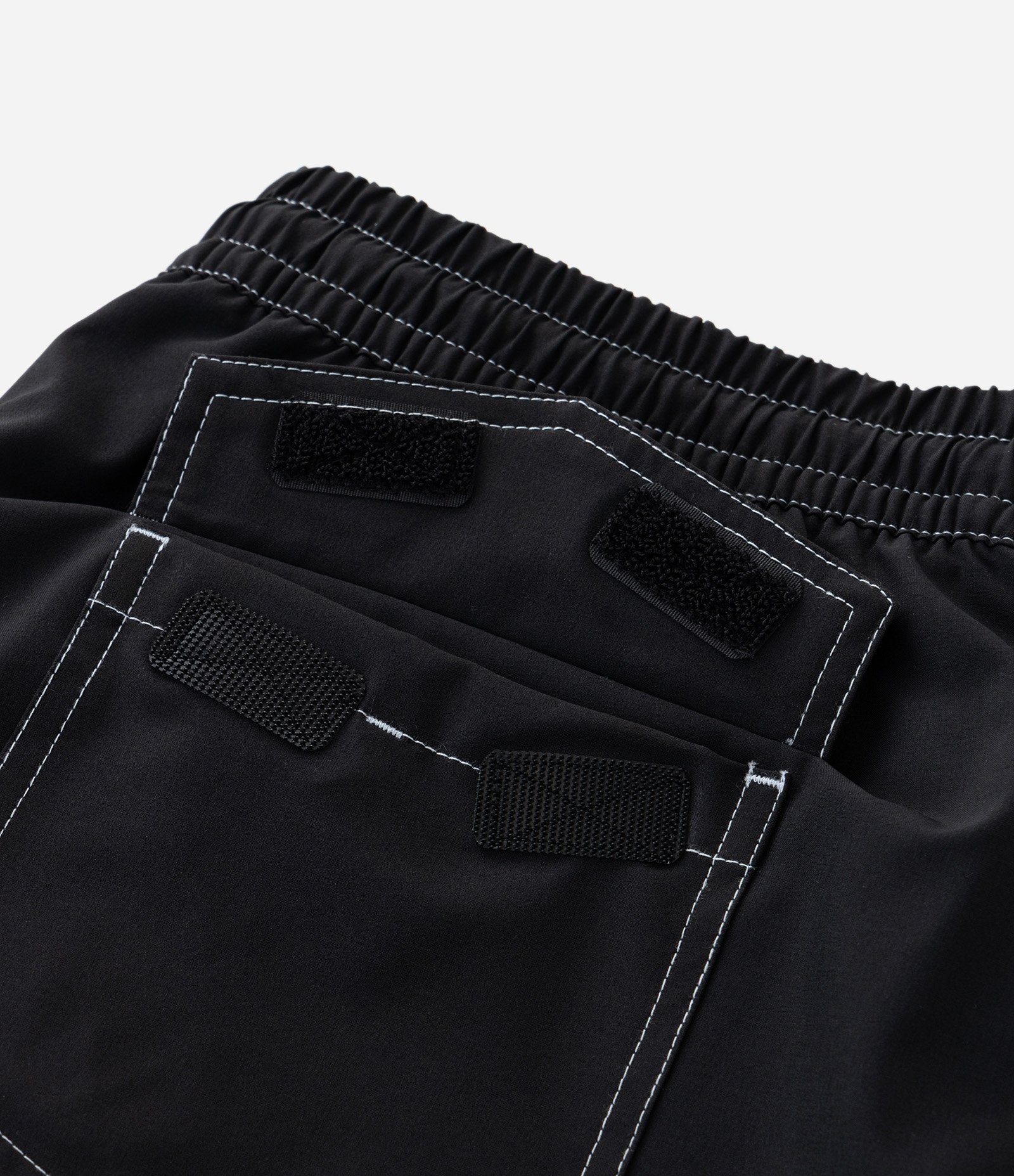 Bermuda de Banho em Tecido Sintético com Listra Contrastante Preto 8