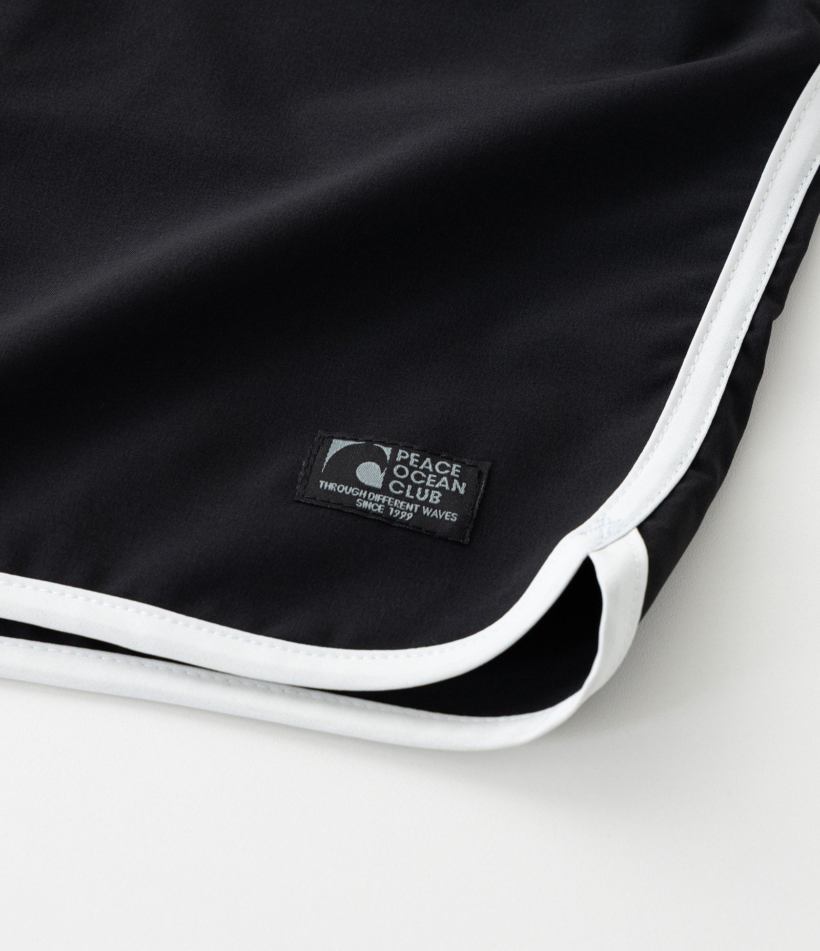 Bermuda de Banho em Tecido Sintético com Listra Contrastante Preto 10