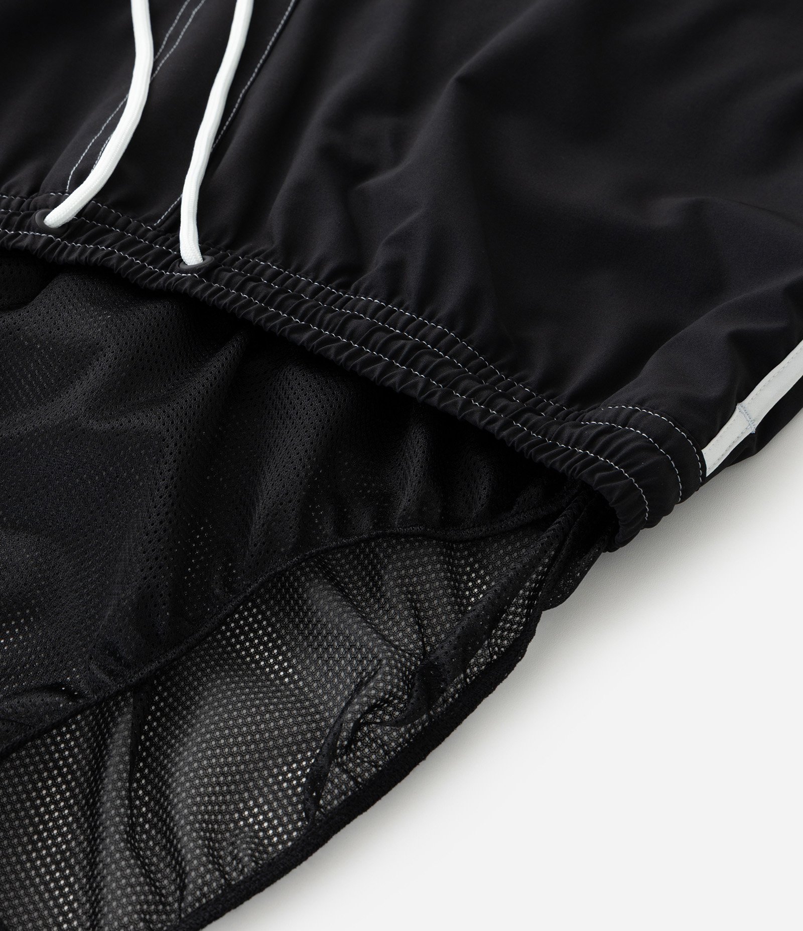 Bermuda de Banho em Tecido Sintético com Listra Contrastante Preto 11