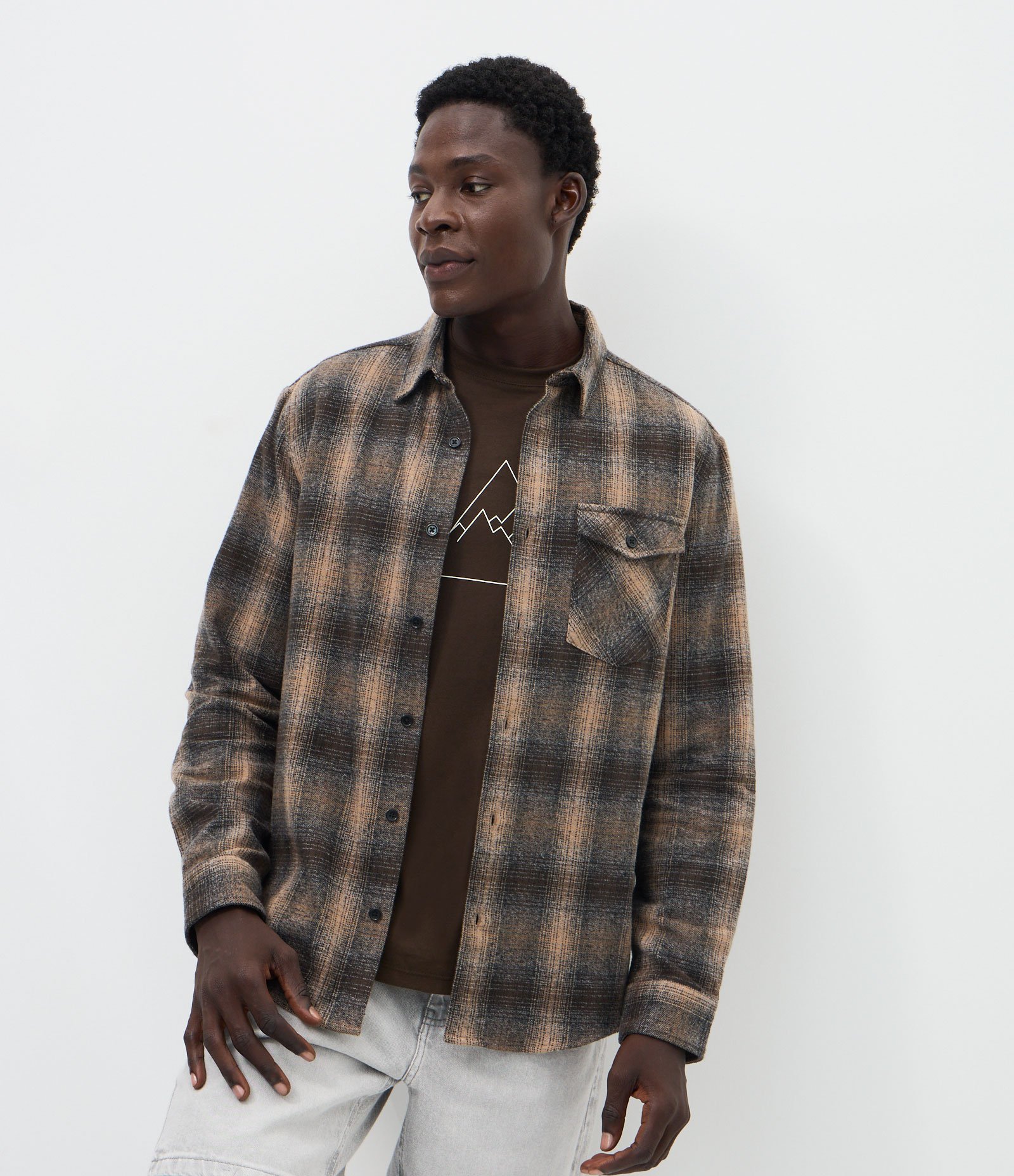 Camisa Comfort em Flanela com Bolso e Estampa Xadrez Marrom 1