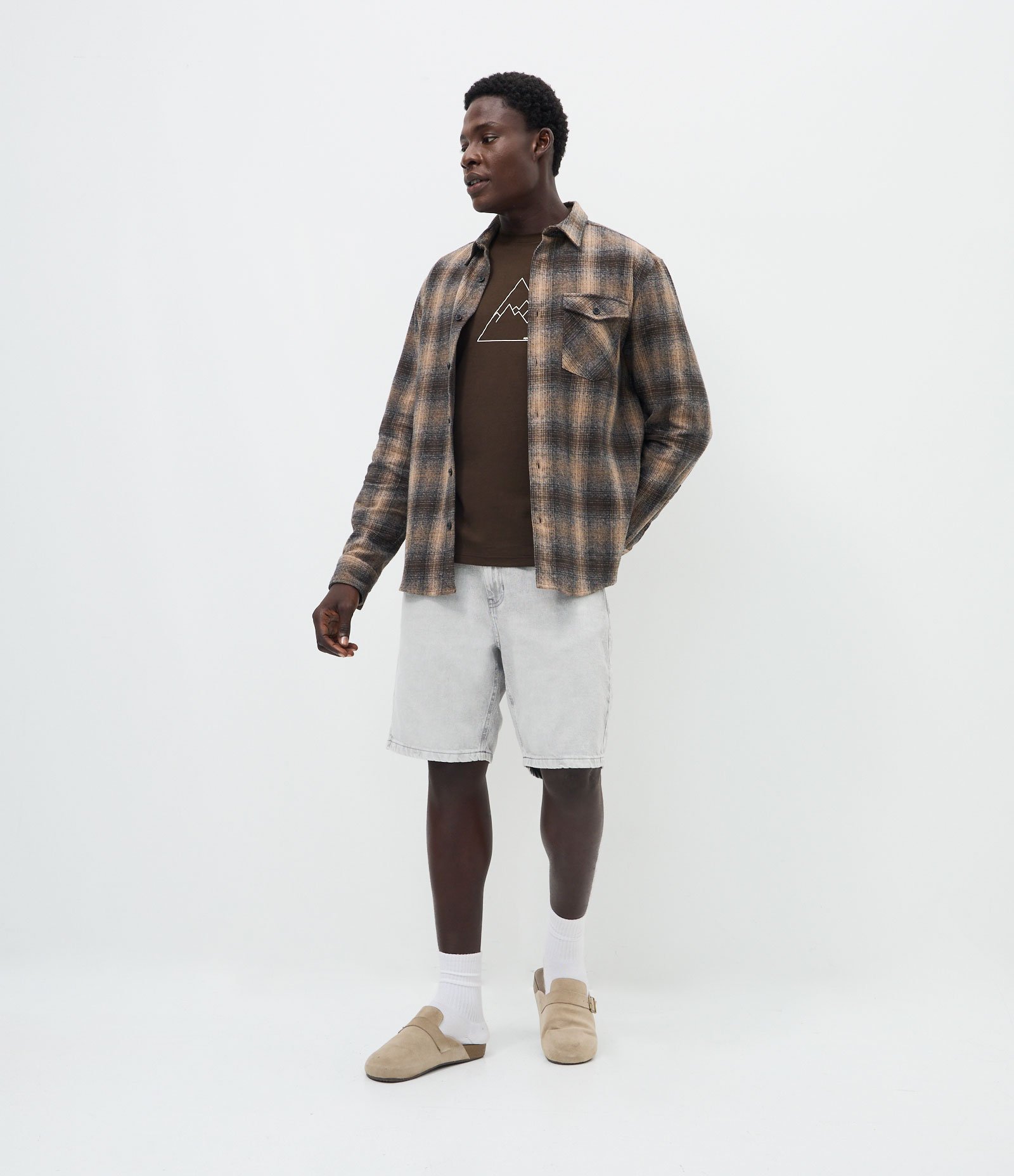 Camisa Comfort em Flanela com Bolso e Estampa Xadrez Marrom 2