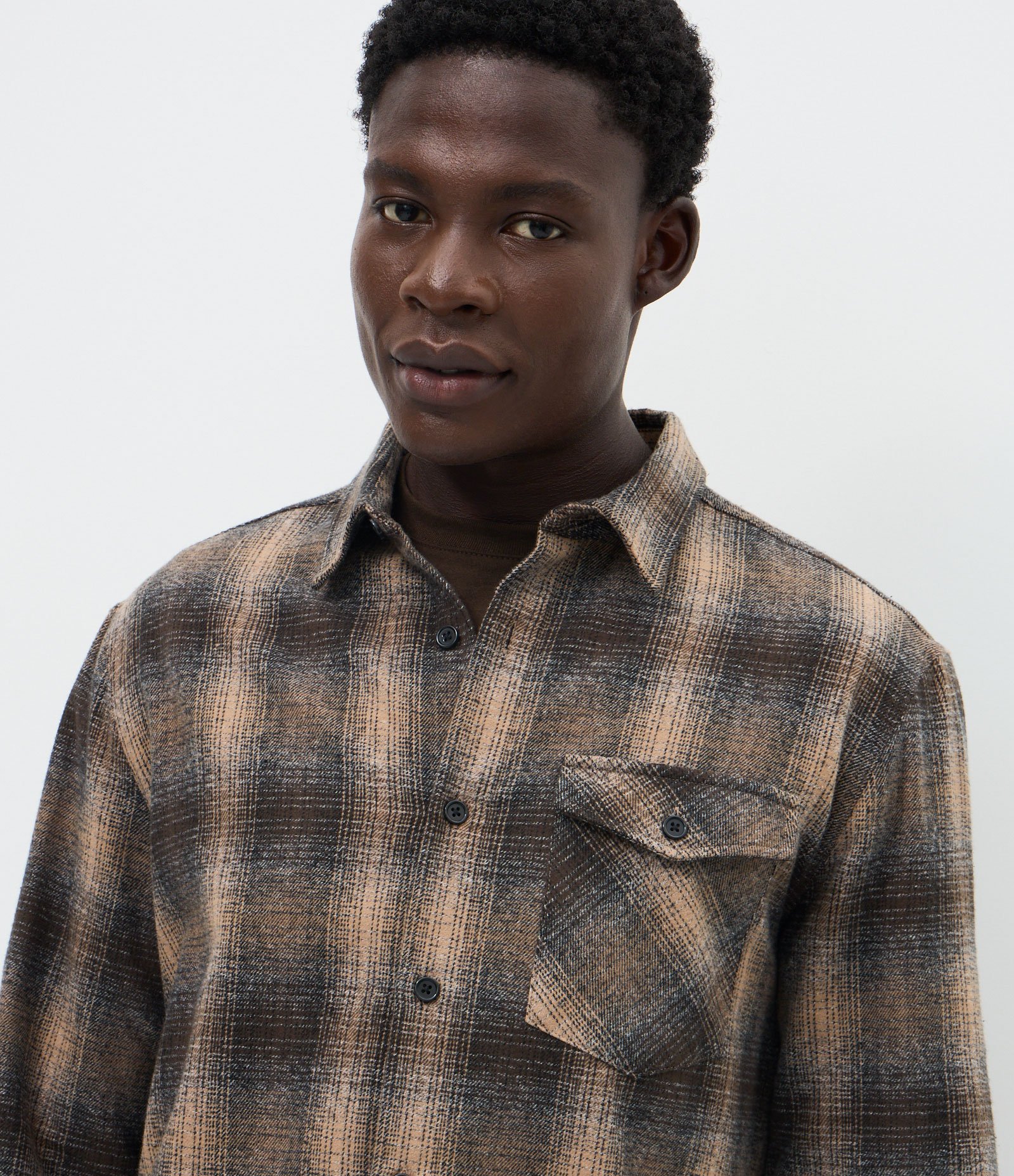 Camisa Comfort em Flanela com Bolso e Estampa Xadrez Marrom 3