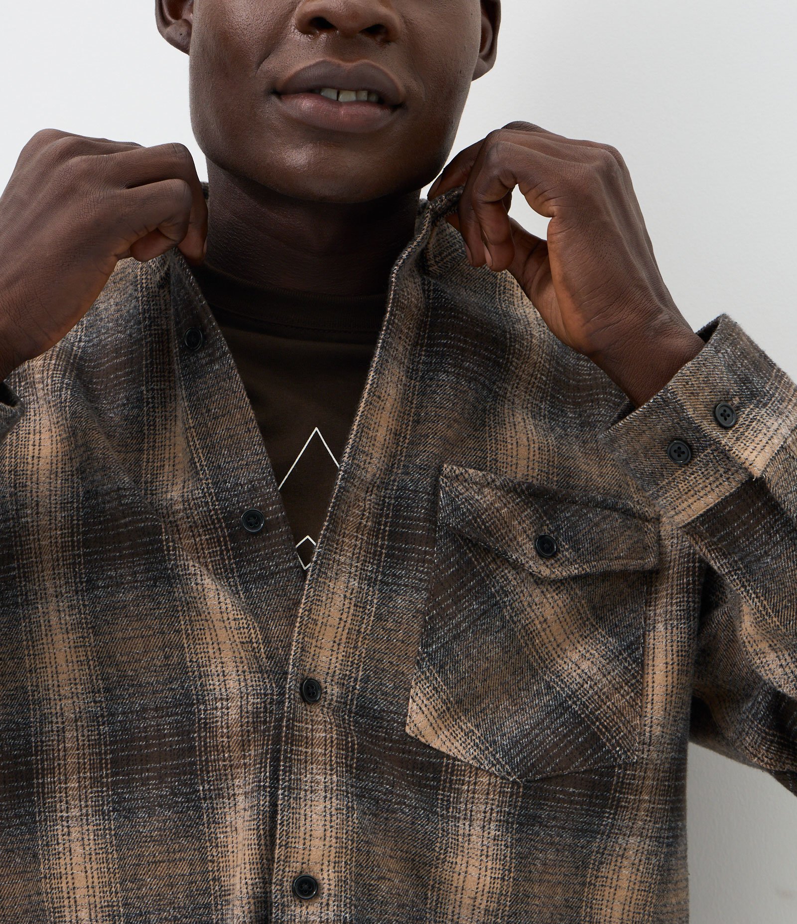Camisa Comfort em Flanela com Bolso e Estampa Xadrez Marrom 4