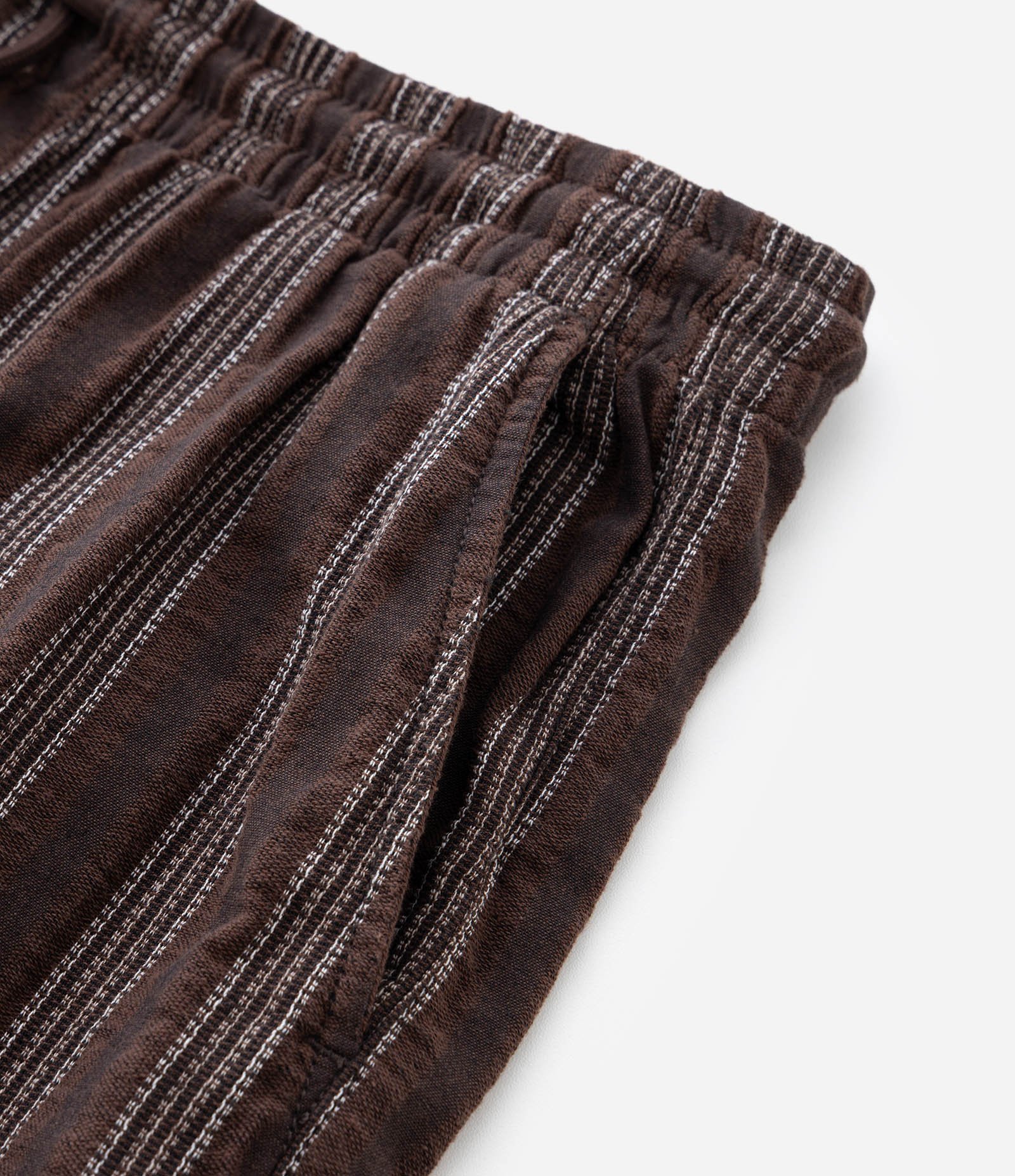 Bermuda Comfort em Jacquard com Estampa de Listras Texturizada e Cós Elástico Marrom 9