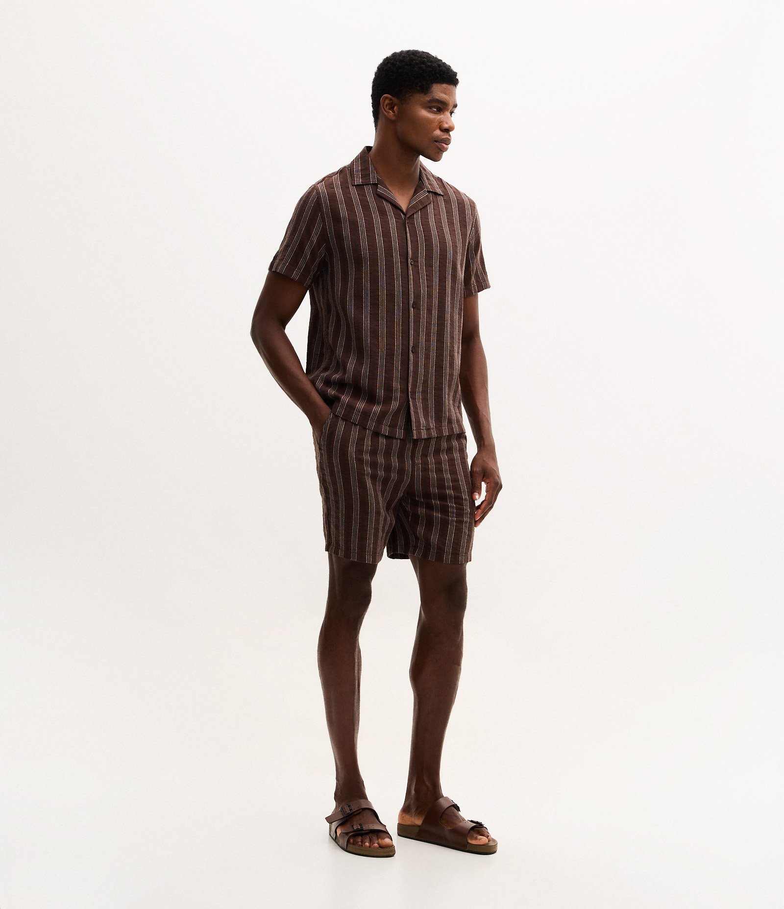 Bermuda Comfort em Jacquard com Estampa de Listras Texturizada e Cós Elástico Marrom 1