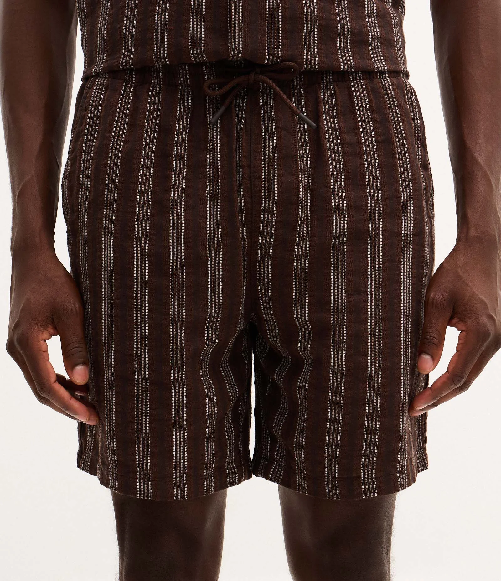 Bermuda Comfort em Jacquard com Estampa de Listras Texturizada e Cós Elástico Marrom 2