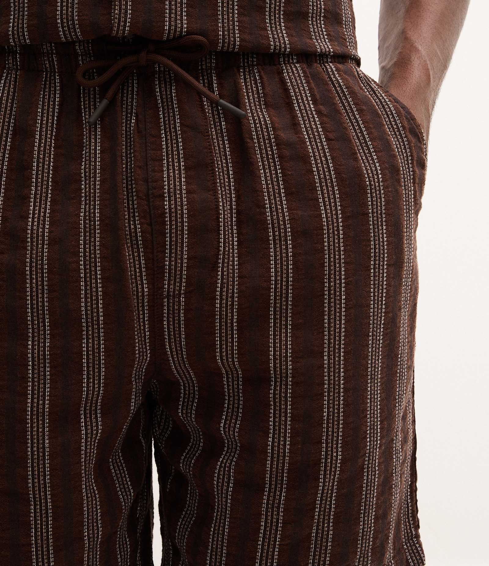 Bermuda Comfort em Jacquard com Estampa de Listras Texturizada e Cós Elástico Marrom 3