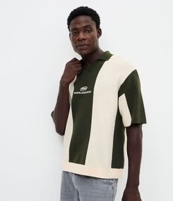 Camiseta Manga Curta em Tricô com Gola Polo e Lettering World Moment