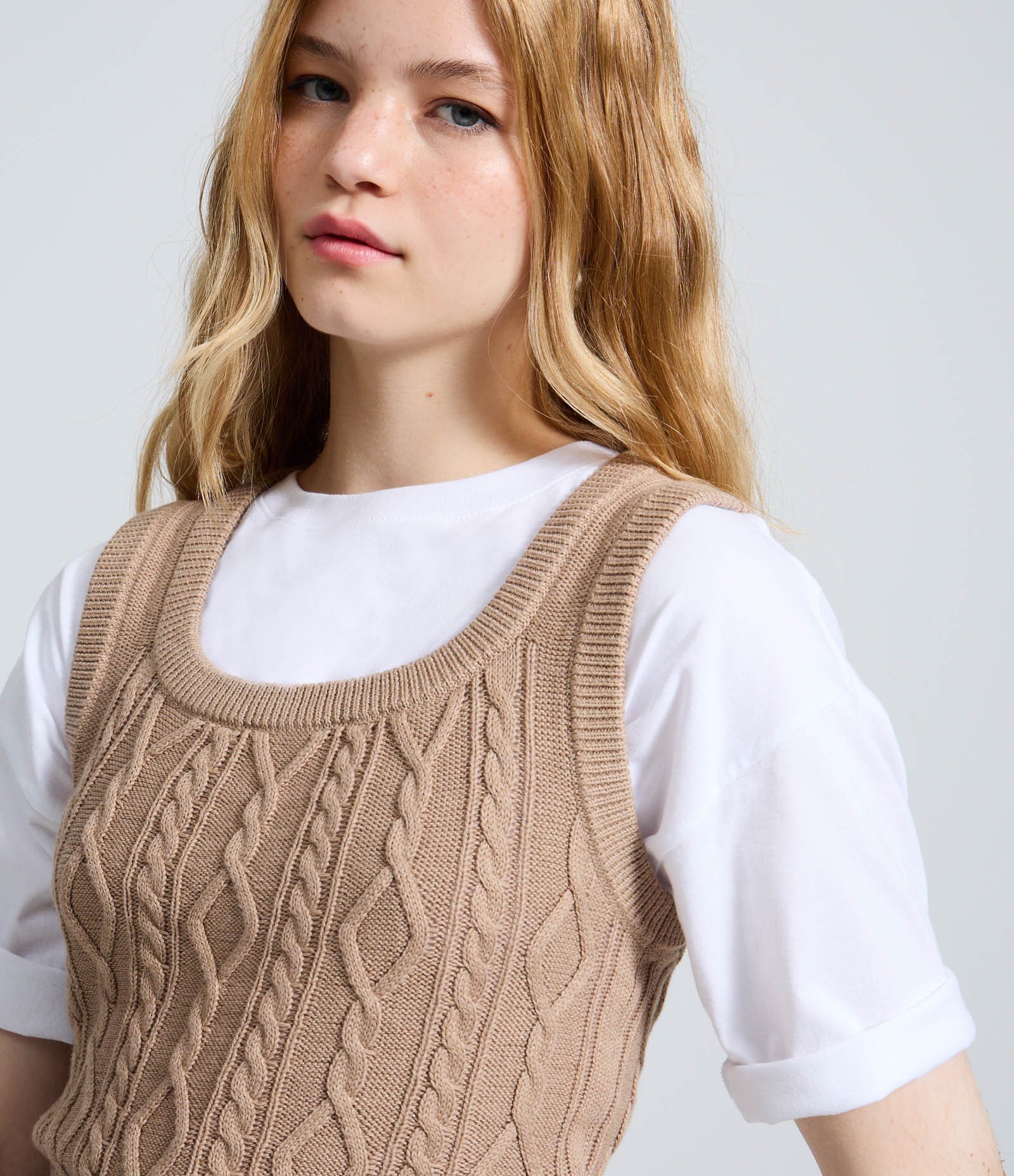 Colete em Tricô com Textura Bege 3