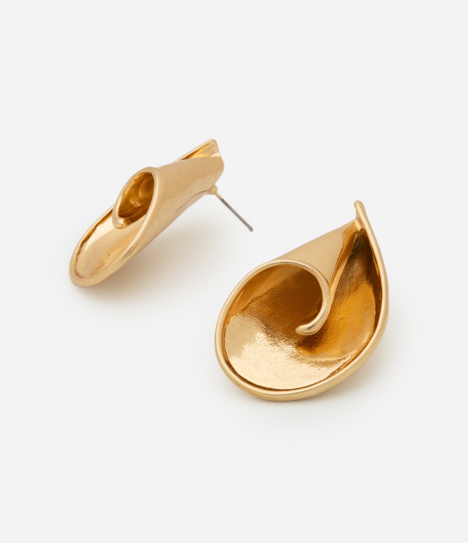 Brinco em Metal com Formato de Funil em Banho Ouro Batido Dourado 2