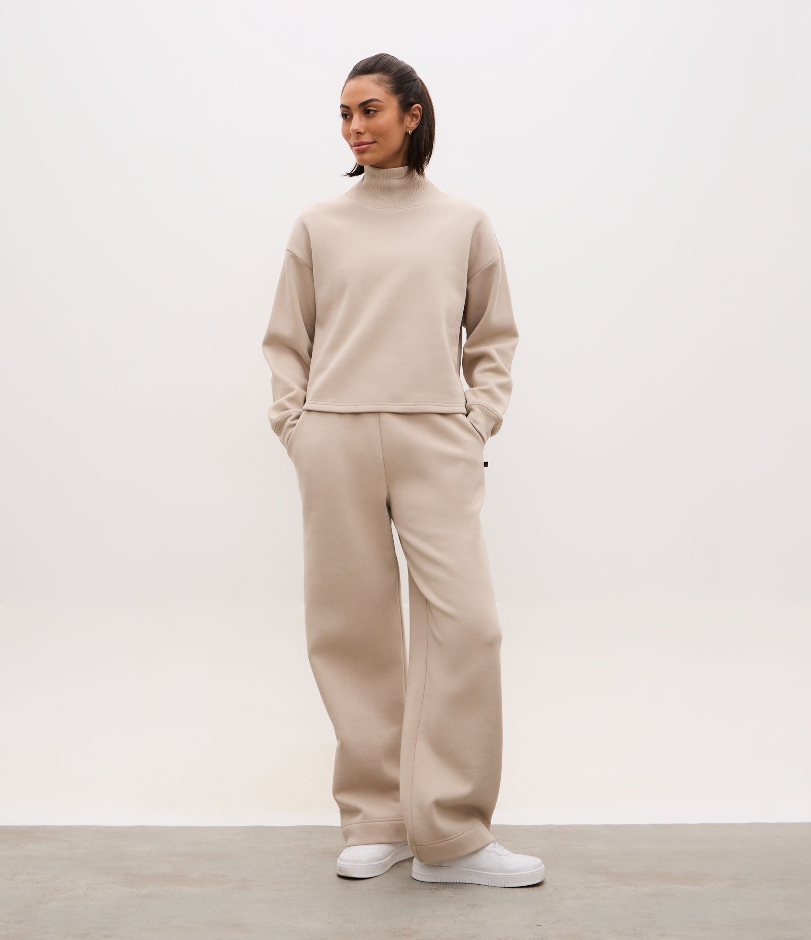 Blusão Boxy Esportivo com Gola e Punhos Canelados Bege 4