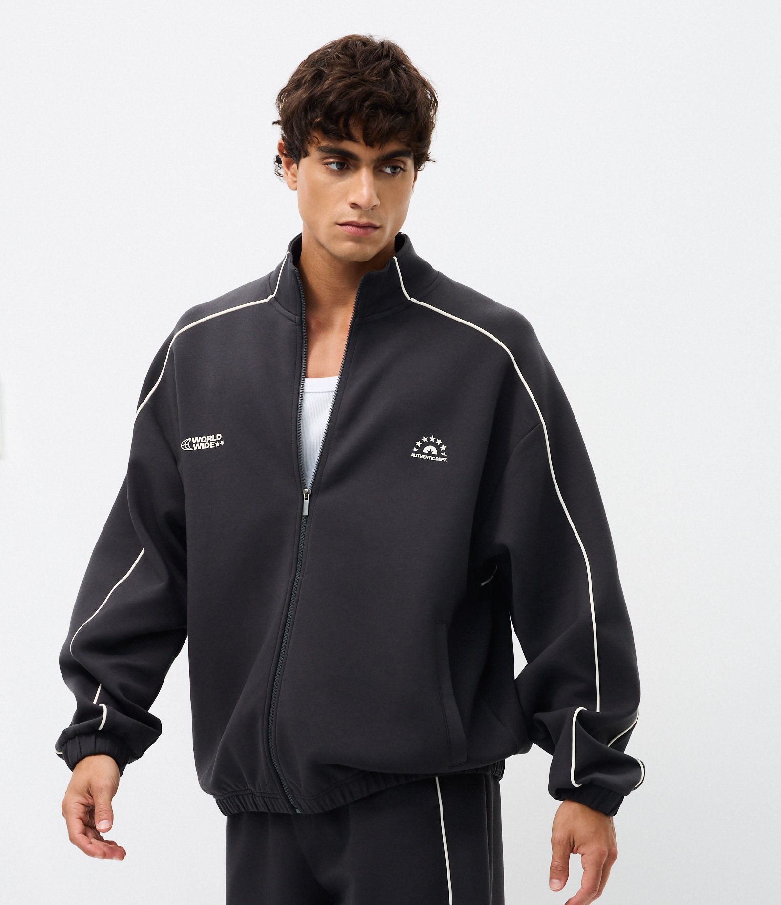 Blusão Boxy com Zíper em Microfibra com Lettering no Peito e Listra nas Mangas Preto 1