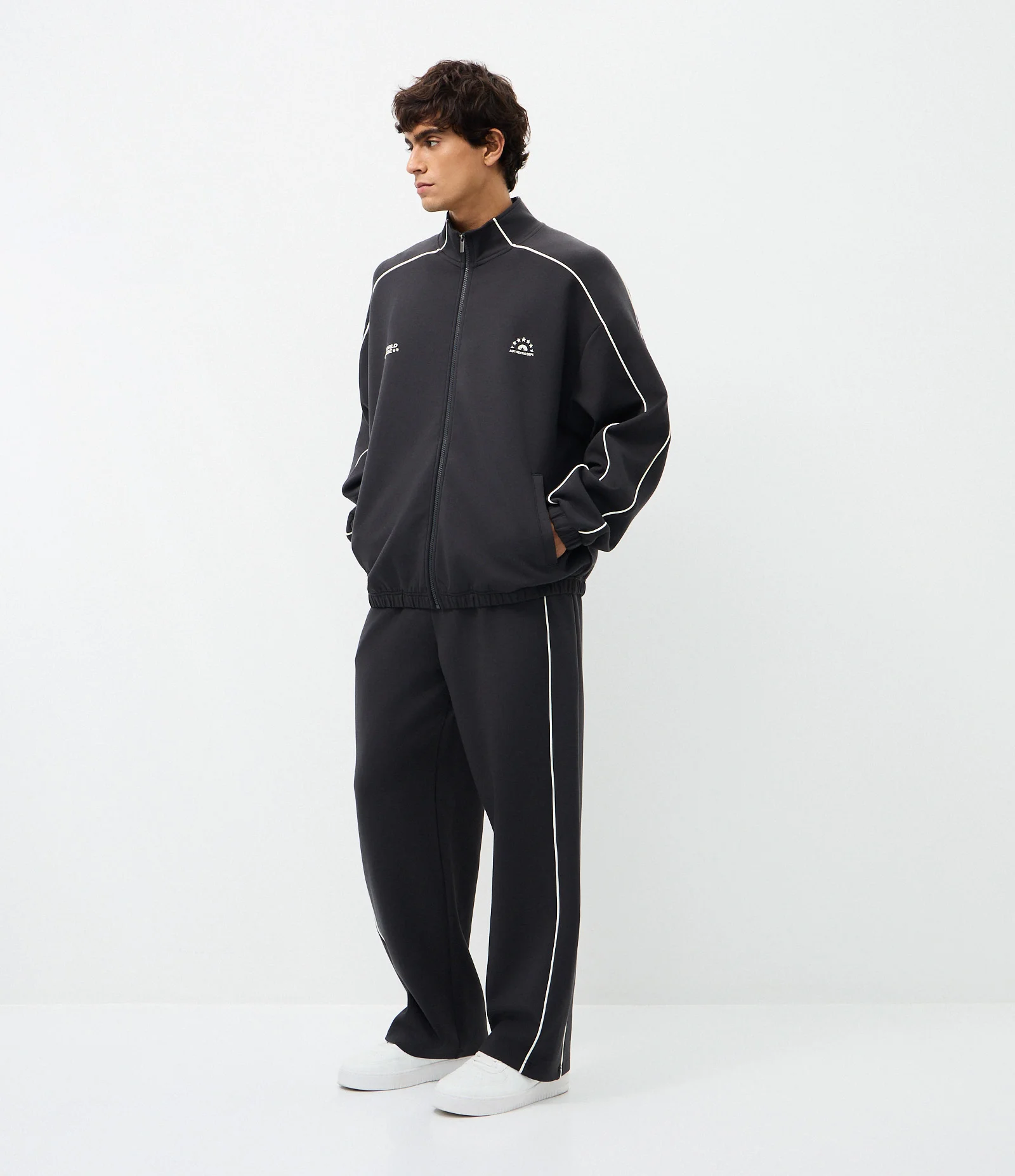 Blusão Boxy com Zíper em Microfibra com Lettering no Peito e Listra nas Mangas Preto 2