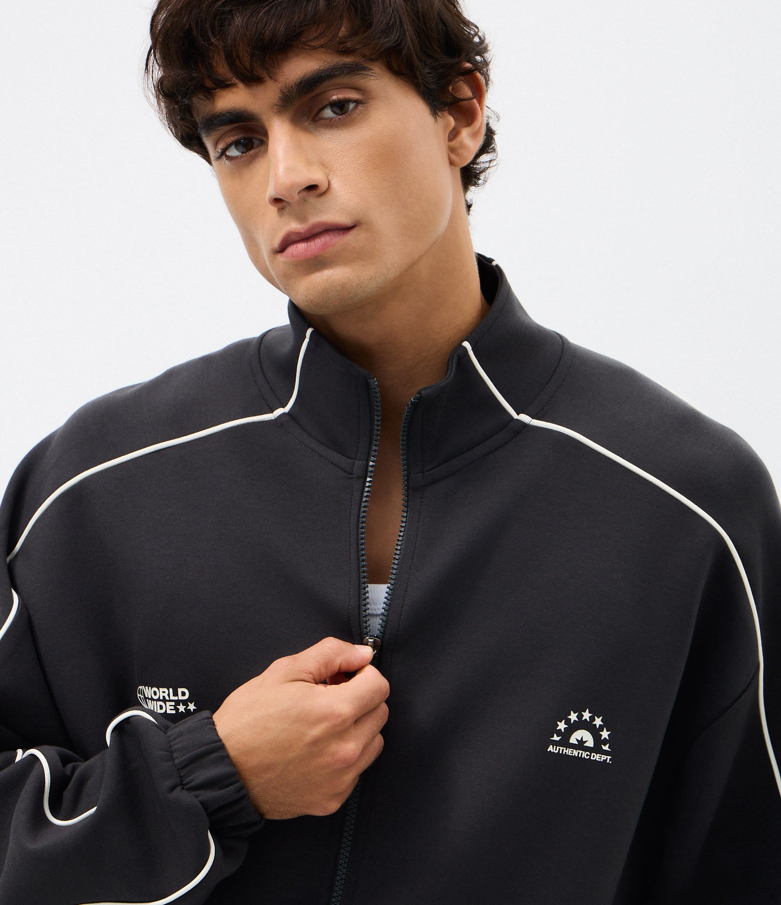 Blusão Boxy com Zíper em Microfibra com Lettering no Peito e Listra nas Mangas Preto 4