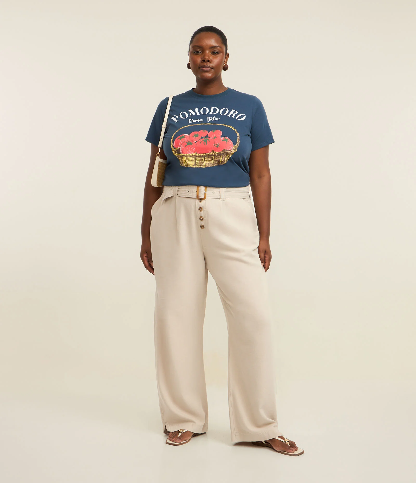 Calça Reta em Sarja Leve com Liocel Botões e Fivela Cinto Tartaruga Curve & Plus Size Off White 1