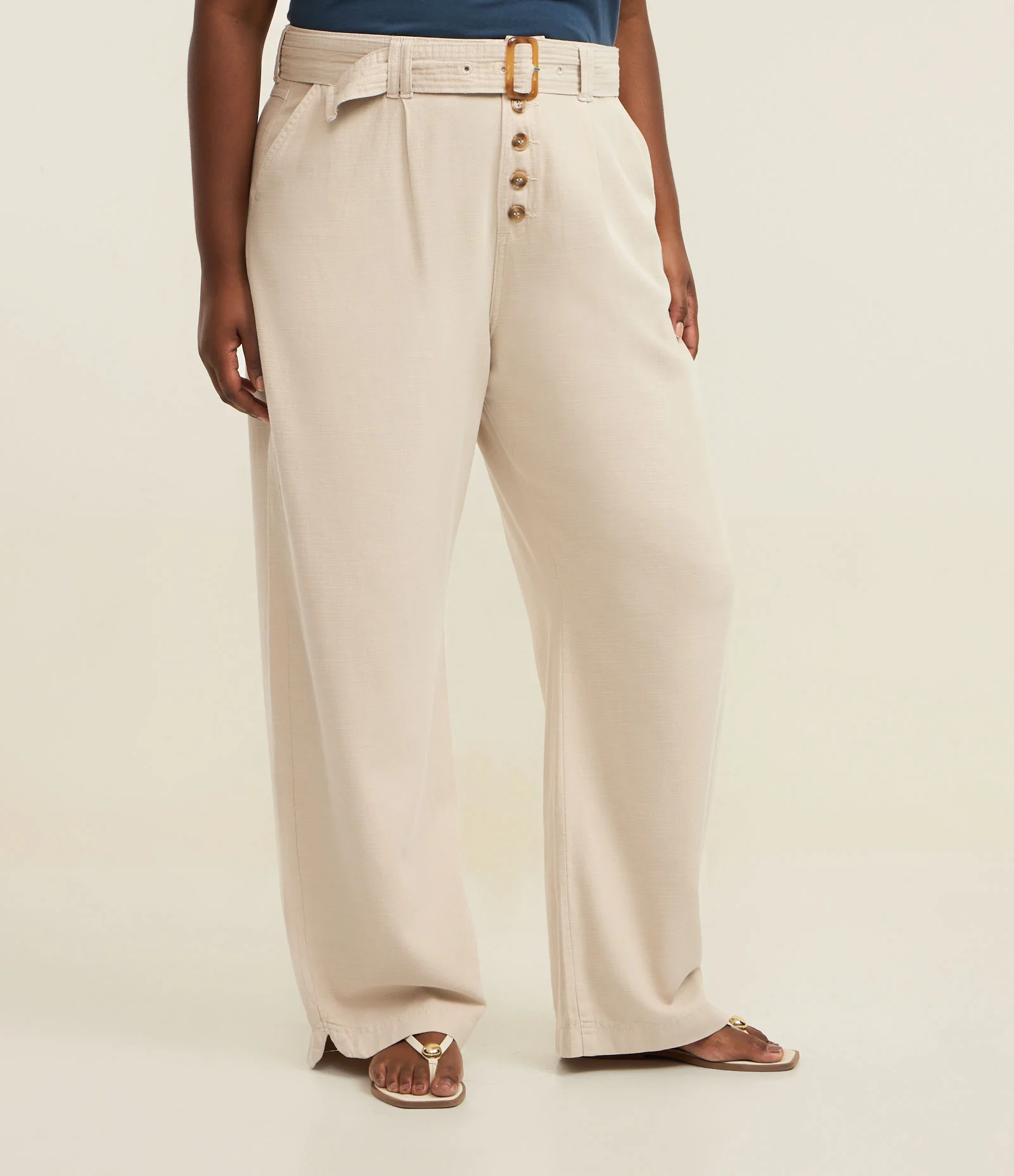 Calça Reta em Sarja Leve com Liocel Botões e Fivela Cinto Tartaruga Curve & Plus Size Off White 2