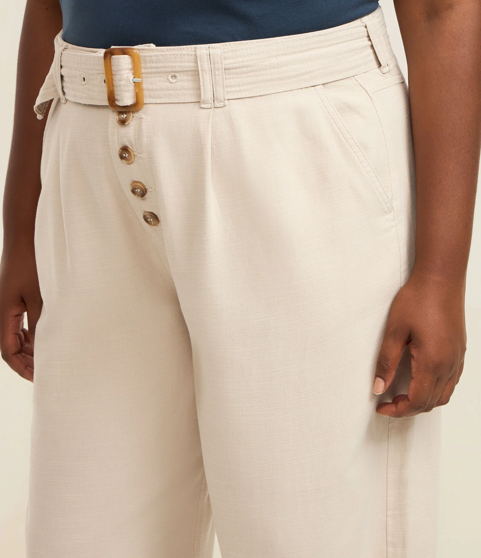 Calça Reta em Sarja Leve com Liocel Botões e Fivela Cinto Tartaruga Curve & Plus Size Off White 4