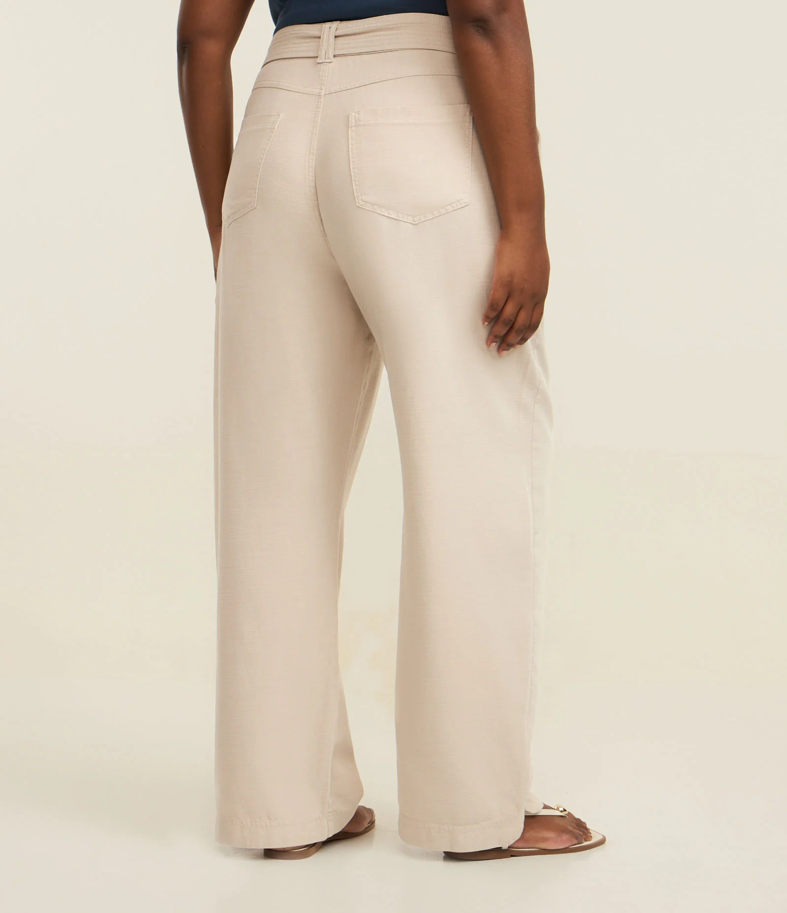Calça Reta em Sarja Leve com Liocel Botões e Fivela Cinto Tartaruga Curve & Plus Size Off White 5