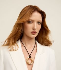 Colar Curto com Pingente de Argola Diferenciada