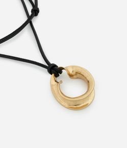 Colar Curto com Pingente de Argola Diferenciada