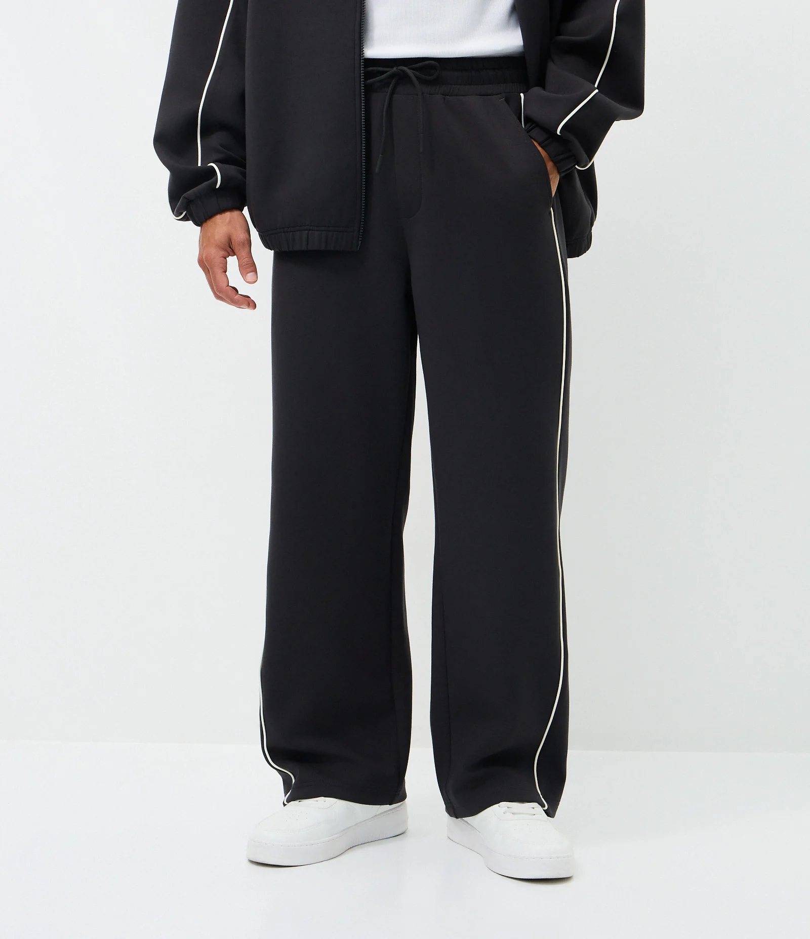 Calça em Moletom com Felpa Liso e Listra nas Laterais Preto 2