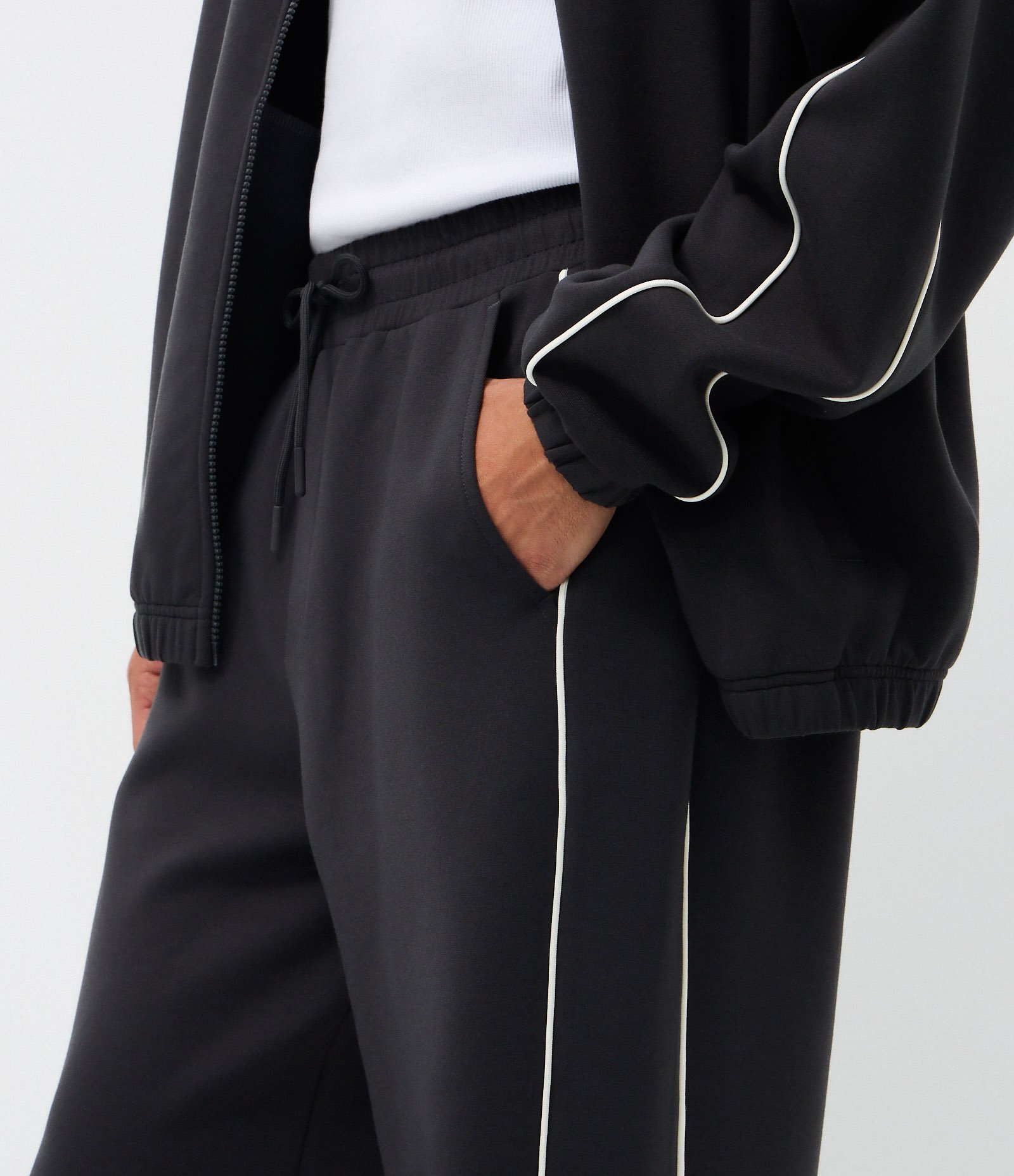 Calça em Moletom com Felpa Liso e Listra nas Laterais Preto 3