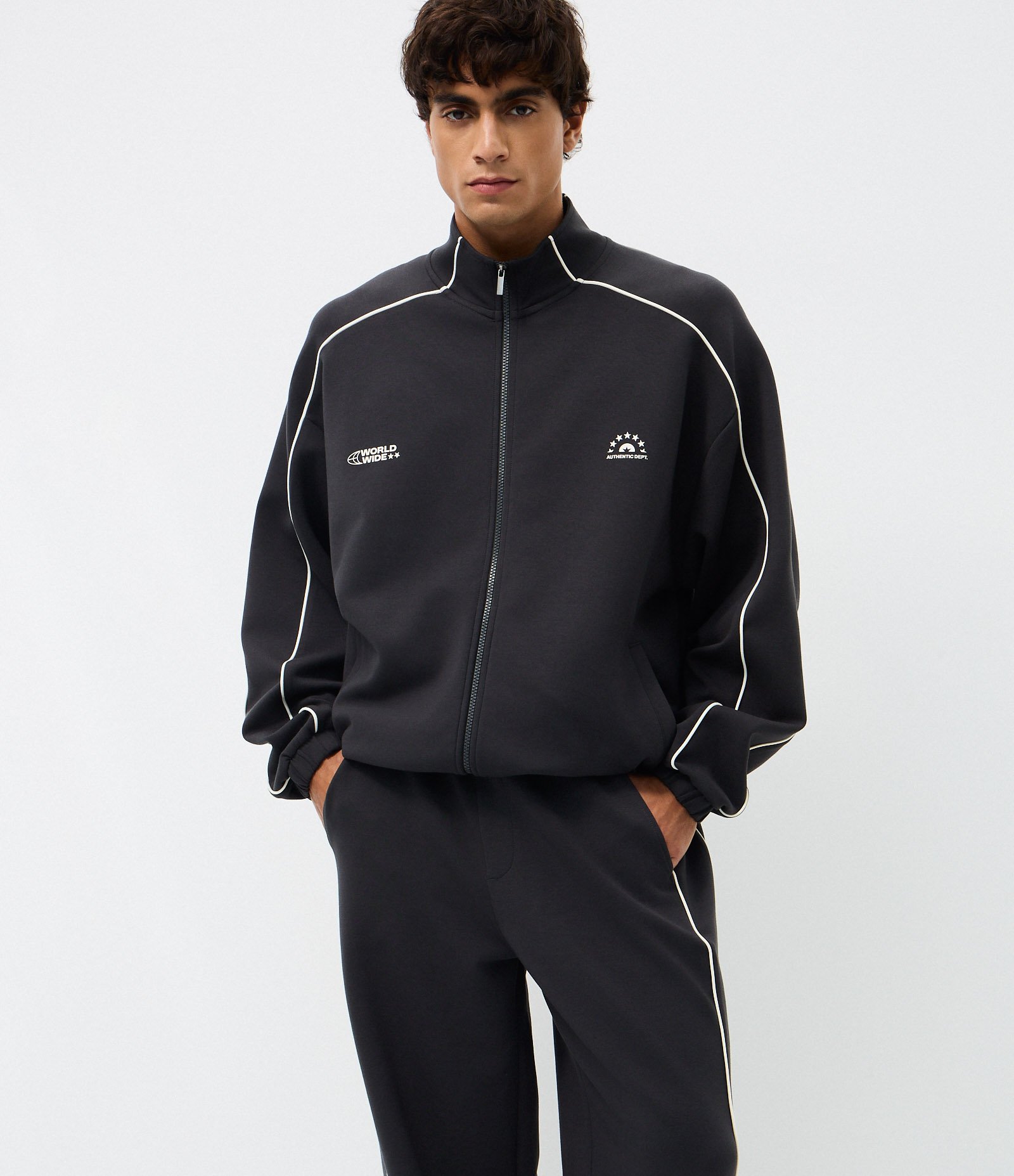 Calça em Moletom com Felpa Liso e Listra nas Laterais Preto 4