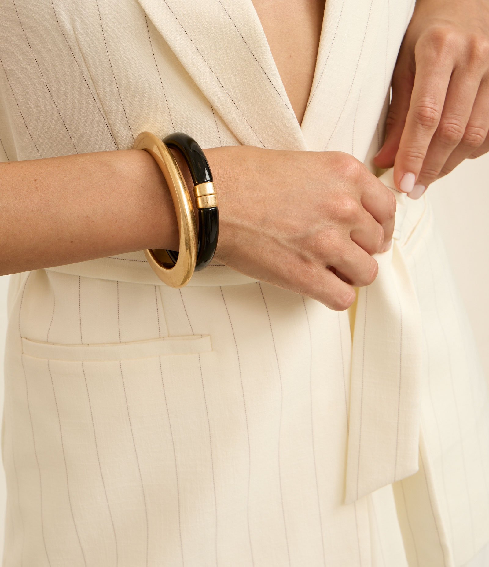 Kit 02 Braceletes em Resina com Mola de Metal Preto 4