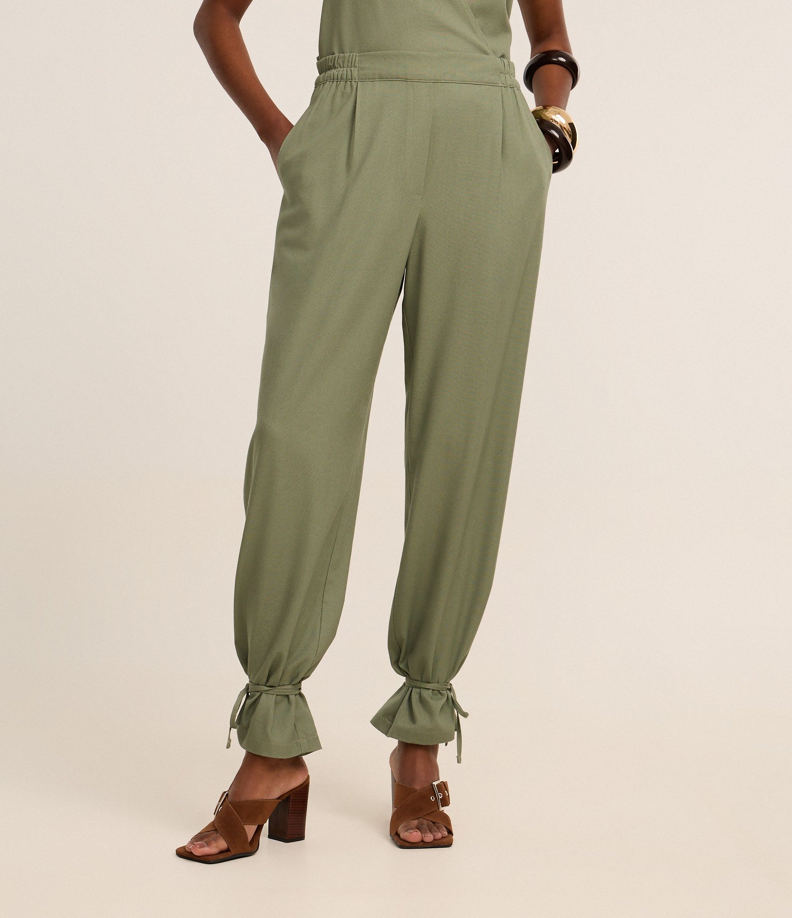 Calça Reta em Viscolinho com Amarração na Barra Verde 2