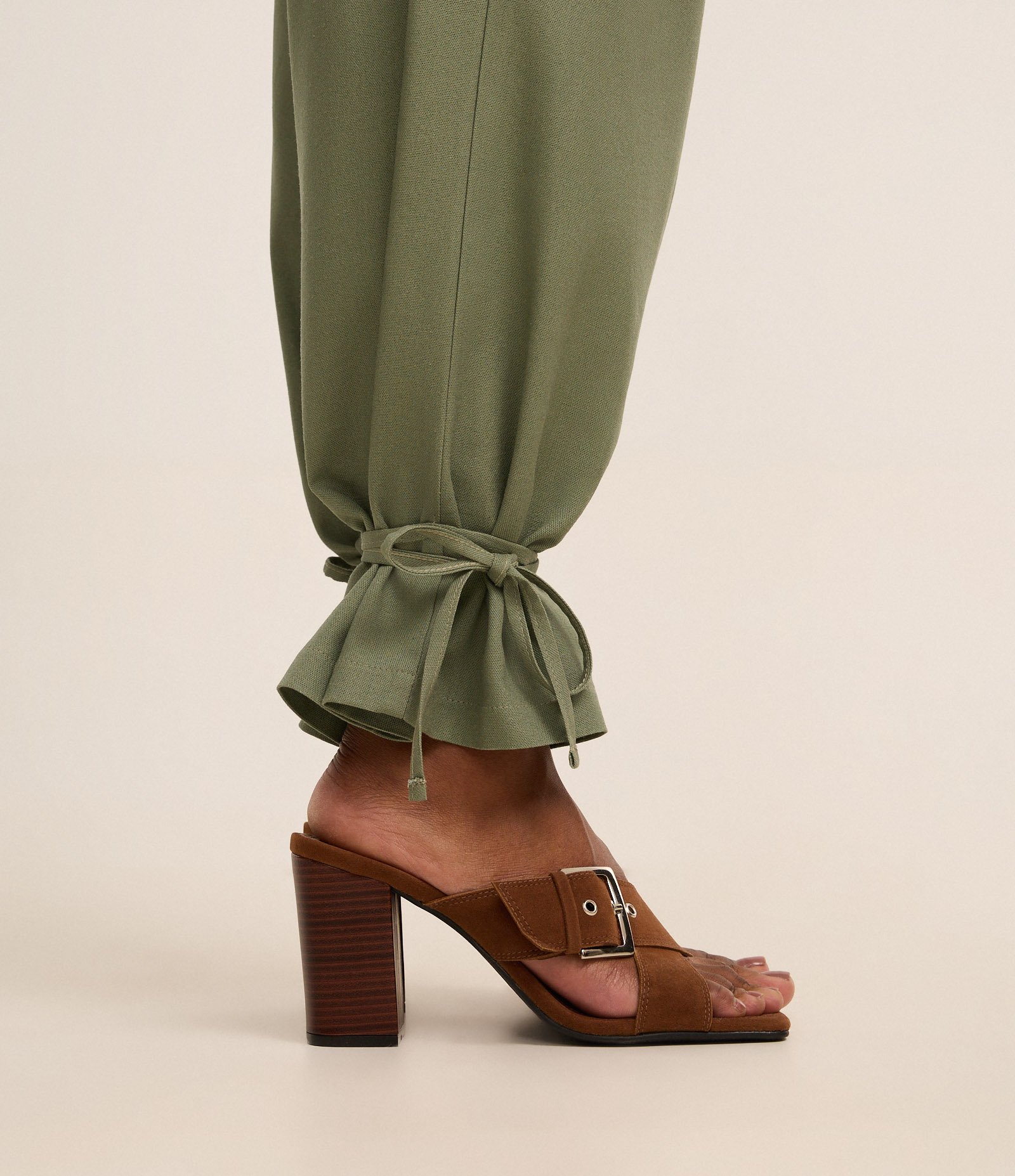 Calça Reta em Viscolinho com Amarração na Barra Verde 5