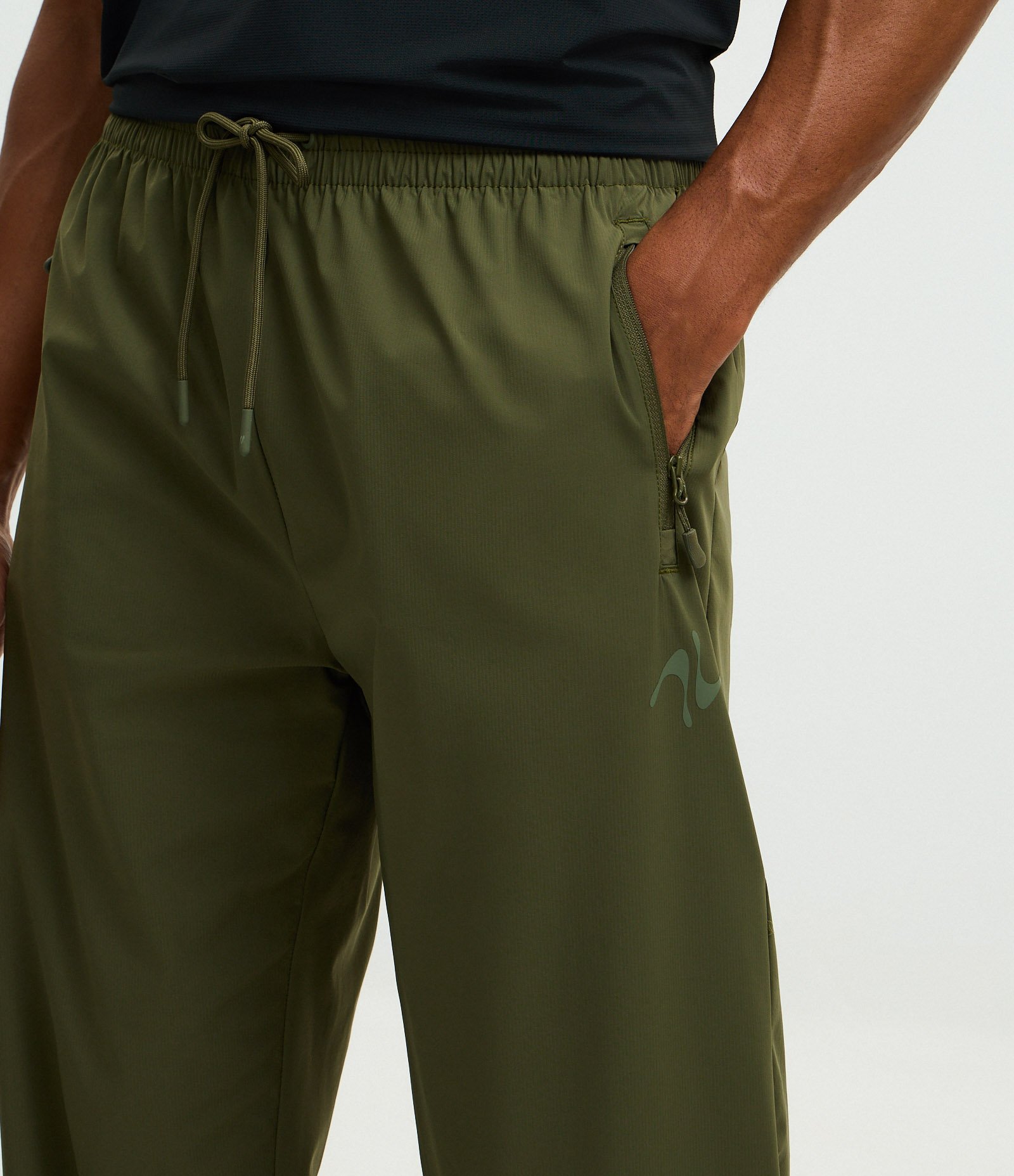 Calça Reta Esportiva em Tecido Tecnológico com Regulador na Barra Verde 3