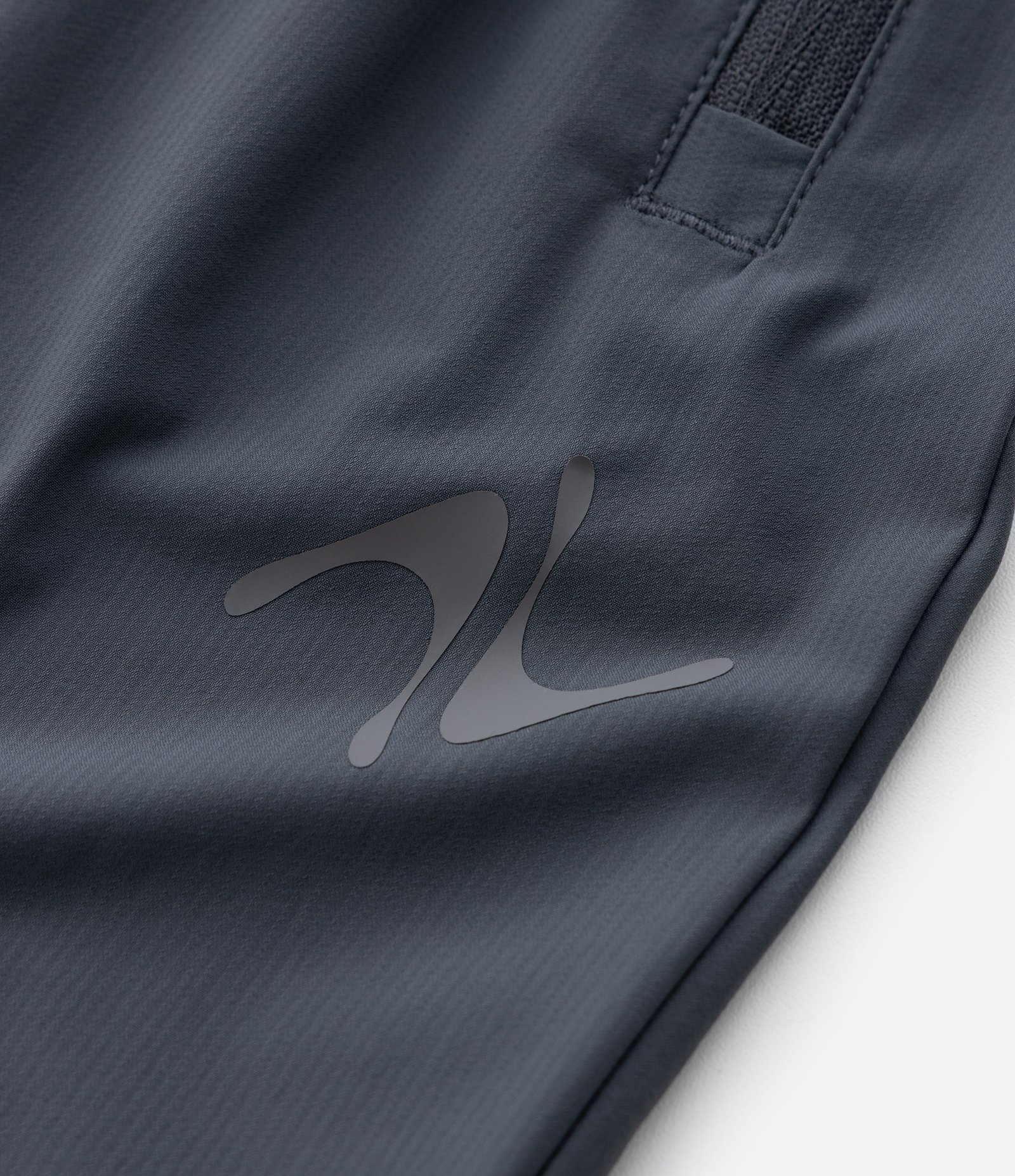 Calça Reta Esportiva em Tecido Tecnológico com Regulador na Barra Cinza 9