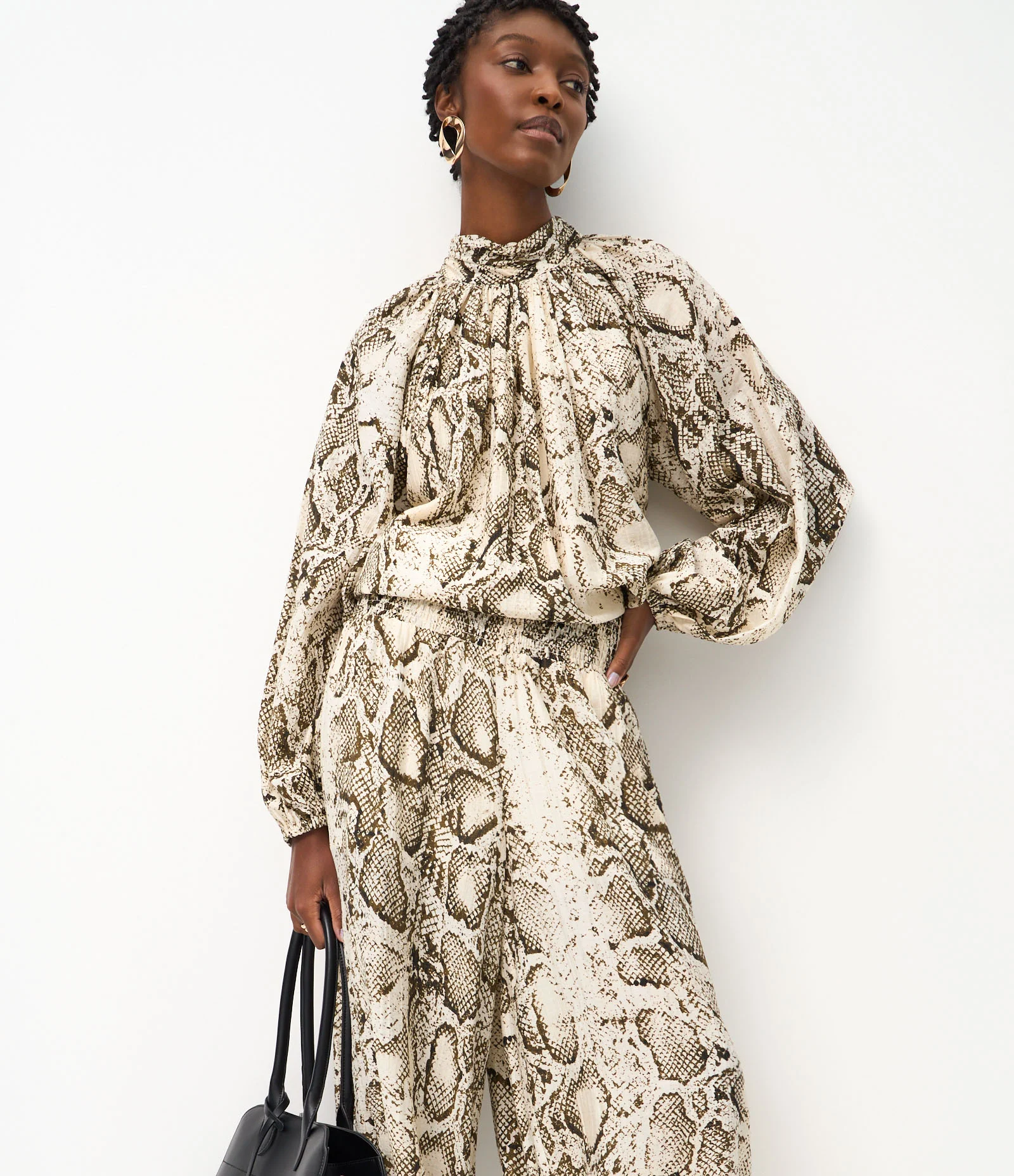 Calça Aladim em Chiffon com Lastex no Cós e Estampa Animal Print Cobra Branco/ Marrom 2